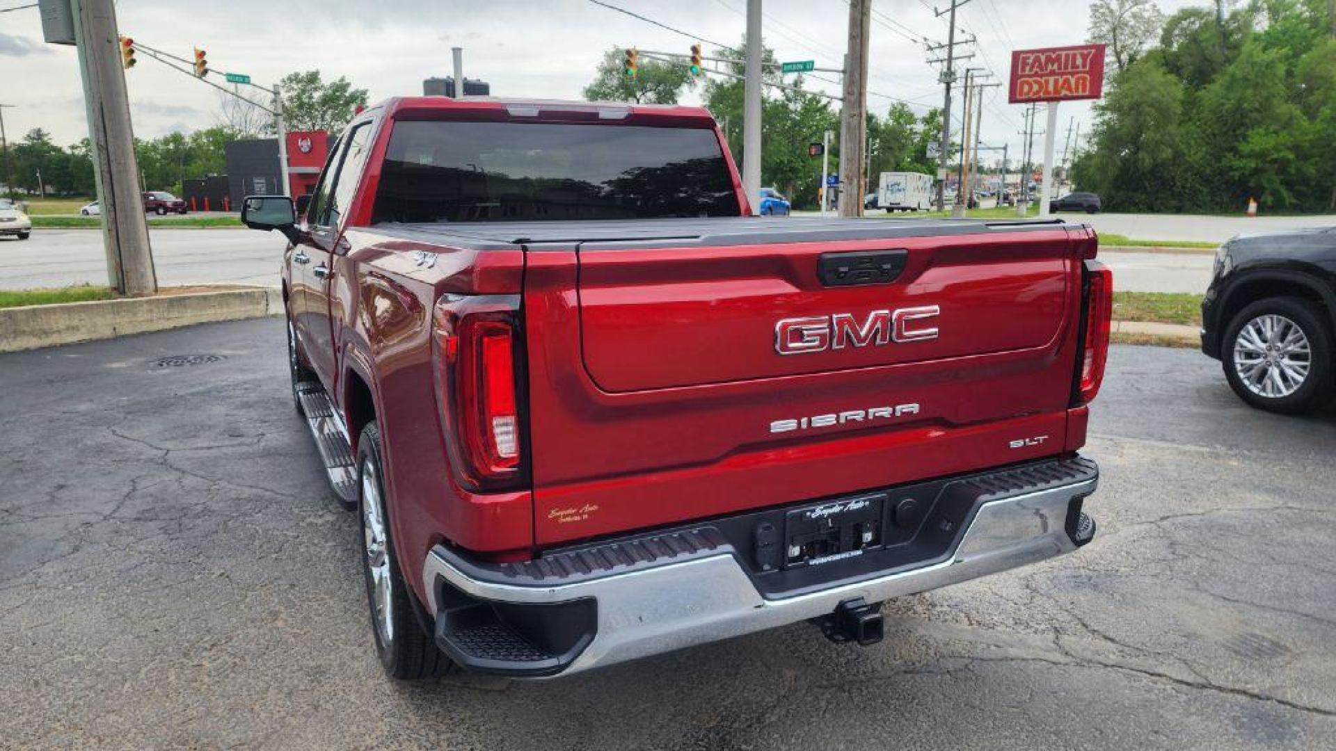 2024 RED GMC SIERRA 1500 SLT - 4WD (3GTUUDED2RG) with an 5.3L engine, Automatic transmission, located at 101 S. Halleck St., DeMotte, 46310, (219) 987-2922, 41.202343, -87.198189 - Photo#3