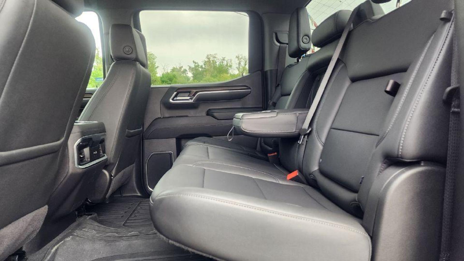 2024 RED GMC SIERRA 1500 SLT - 4WD (3GTUUDED2RG) with an 5.3L engine, Automatic transmission, located at 101 S. Halleck St., DeMotte, 46310, (219) 987-2922, 41.202343, -87.198189 - Photo#5