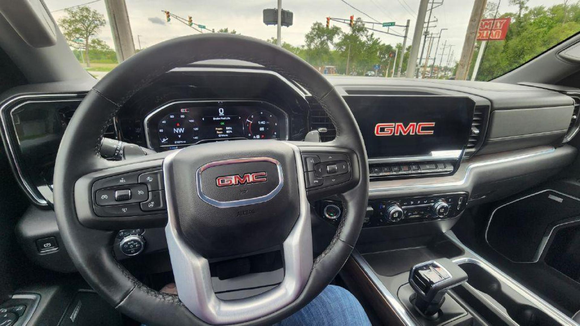 2024 RED GMC SIERRA 1500 SLT - 4WD (3GTUUDED2RG) with an 5.3L engine, Automatic transmission, located at 101 S. Halleck St., DeMotte, 46310, (219) 987-2922, 41.202343, -87.198189 - Photo#8