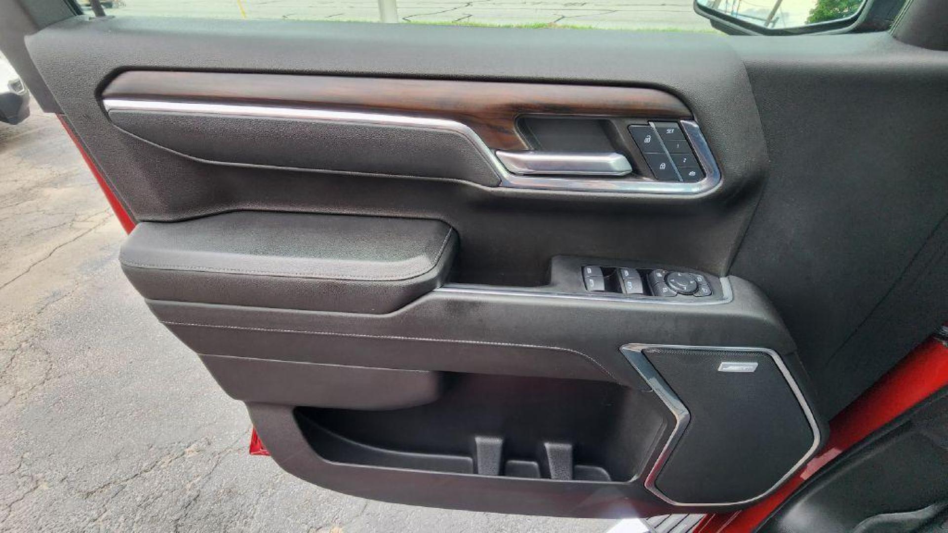 2024 RED GMC SIERRA 1500 SLT - 4WD (3GTUUDED2RG) with an 5.3L engine, Automatic transmission, located at 101 S. Halleck St., DeMotte, 46310, (219) 987-2922, 41.202343, -87.198189 - Photo#18