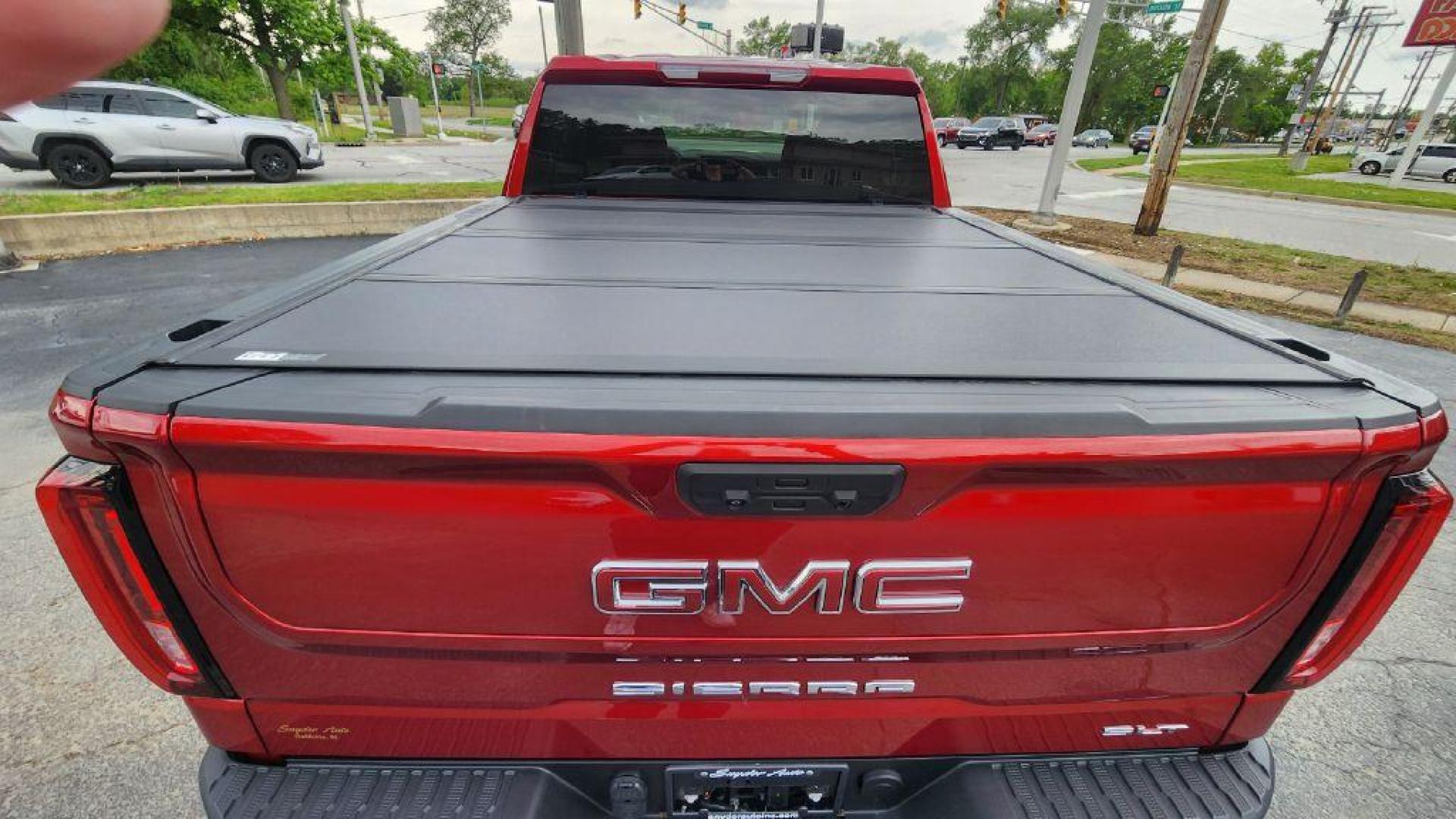 2024 RED GMC SIERRA 1500 SLT - 4WD (3GTUUDED2RG) with an 5.3L engine, Automatic transmission, located at 101 S. Halleck St., DeMotte, 46310, (219) 987-2922, 41.202343, -87.198189 - Photo#20