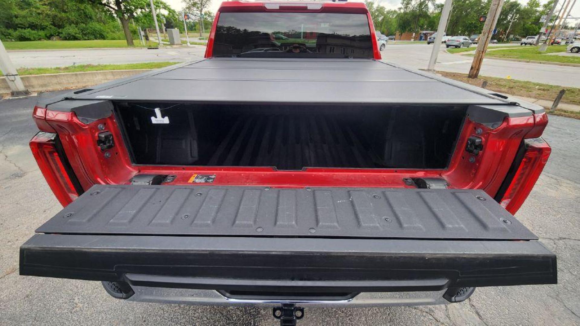 2024 RED GMC SIERRA 1500 SLT - 4WD (3GTUUDED2RG) with an 5.3L engine, Automatic transmission, located at 101 S. Halleck St., DeMotte, 46310, (219) 987-2922, 41.202343, -87.198189 - Photo#21