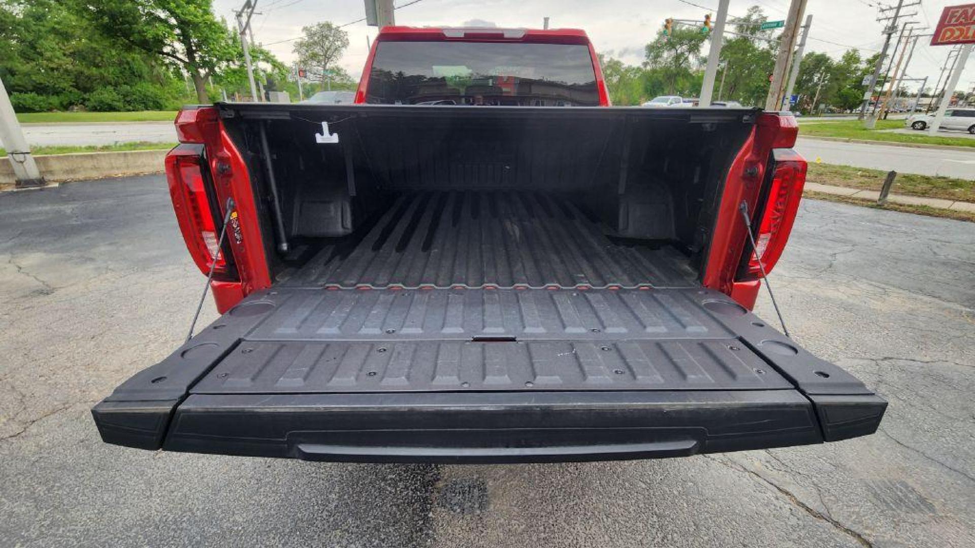 2024 RED GMC SIERRA 1500 SLT - 4WD (3GTUUDED2RG) with an 5.3L engine, Automatic transmission, located at 101 S. Halleck St., DeMotte, 46310, (219) 987-2922, 41.202343, -87.198189 - Photo#22