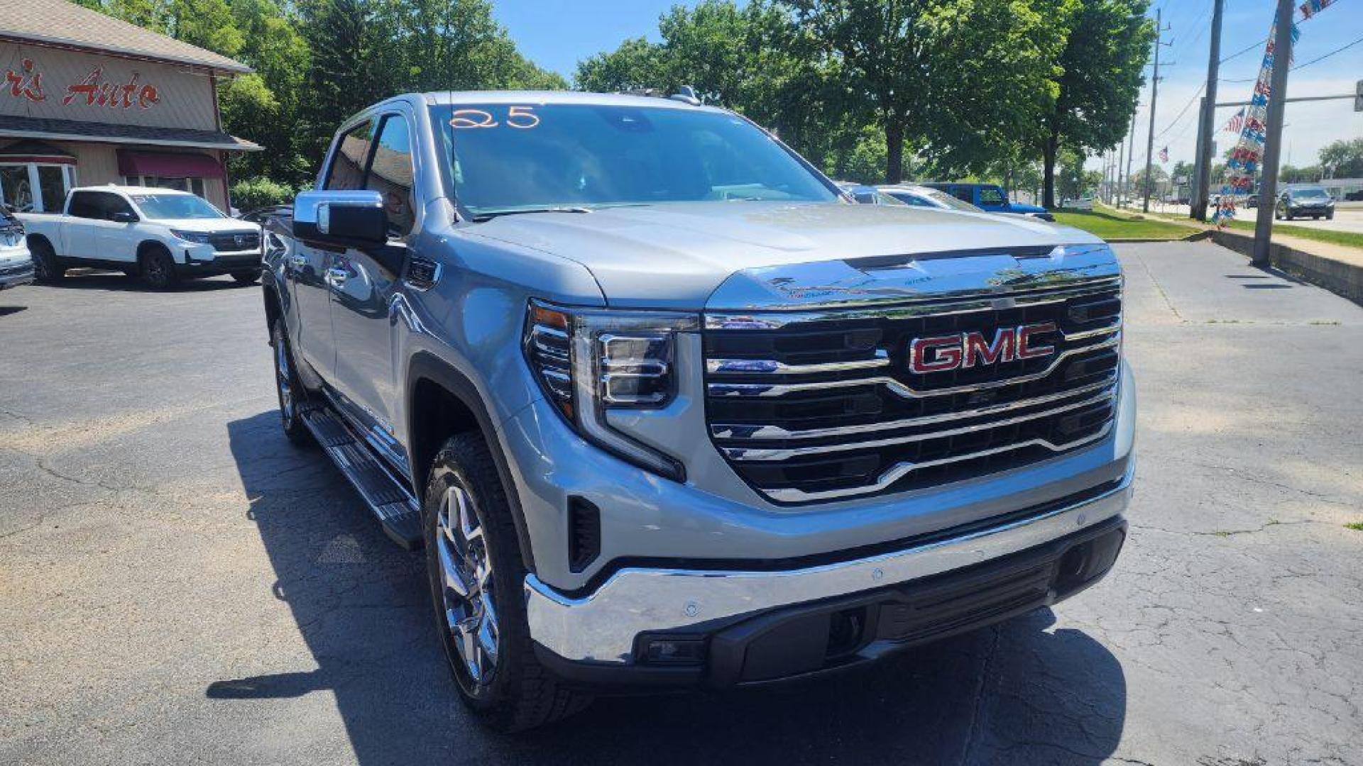 2025 SILVER GMC SIERRA 1500 SLT (3GTUUDED8SG) with an 5.3L engine, Automatic transmission, located at 101 S. Halleck St., DeMotte, 46310, (219) 987-2922, 41.202343, -87.198189 - Photo#1