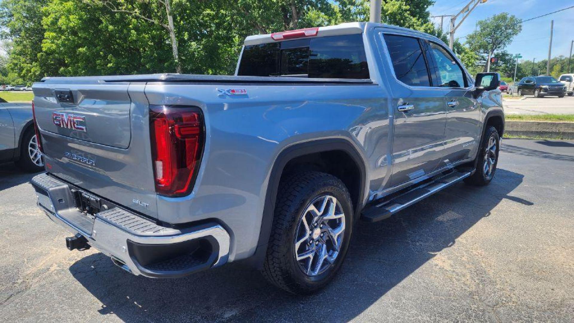 2025 SILVER GMC SIERRA 1500 SLT (3GTUUDED8SG) with an 5.3L engine, Automatic transmission, located at 101 S. Halleck St., DeMotte, 46310, (219) 987-2922, 41.202343, -87.198189 - Photo#2