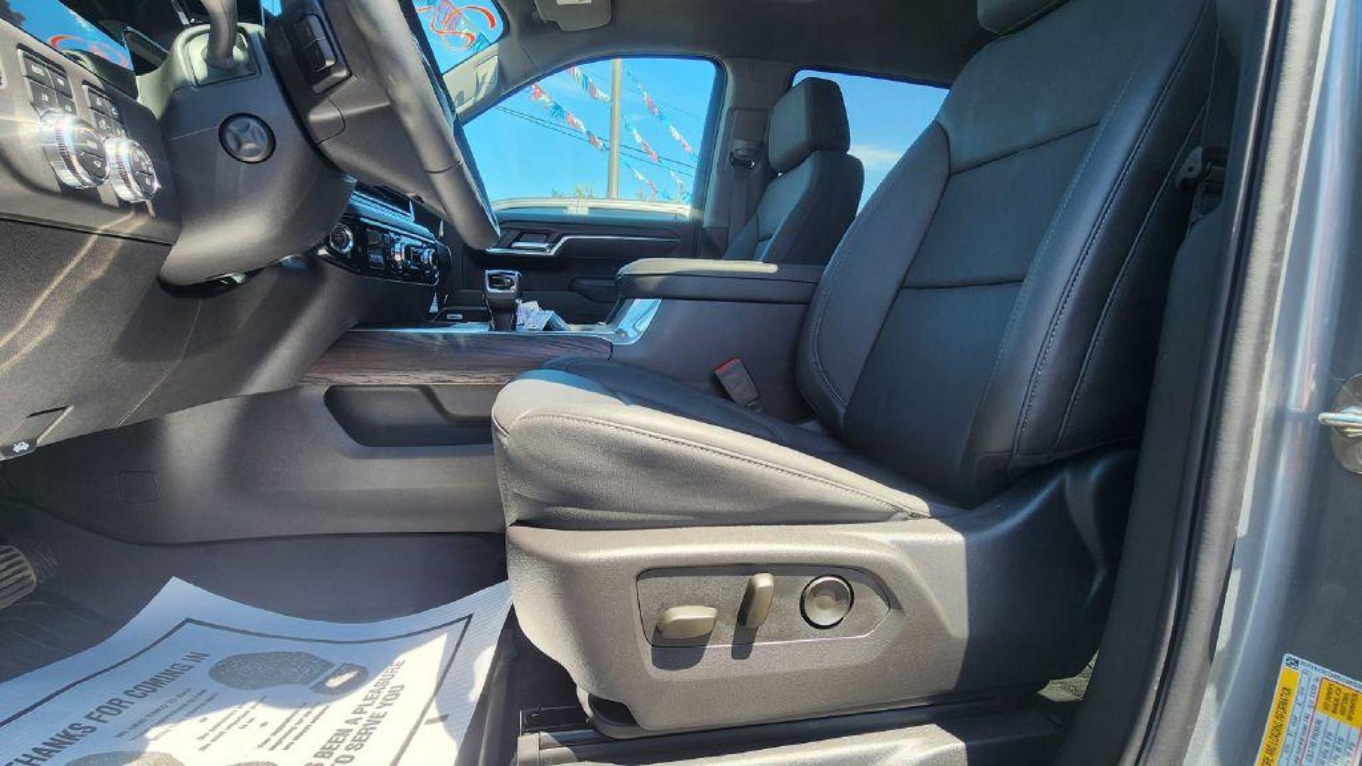 2025 SILVER GMC SIERRA 1500 SLT (3GTUUDED8SG) with an 5.3L engine, Automatic transmission, located at 101 S. Halleck St., DeMotte, 46310, (219) 987-2922, 41.202343, -87.198189 - Photo#4