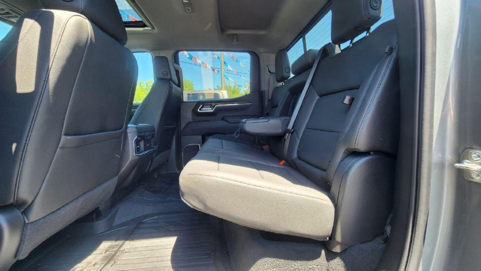 2025 SILVER GMC SIERRA 1500 SLT (3GTUUDED8SG) with an 5.3L engine, Automatic transmission, located at 101 S. Halleck St., DeMotte, 46310, (219) 987-2922, 41.202343, -87.198189 - Photo#5