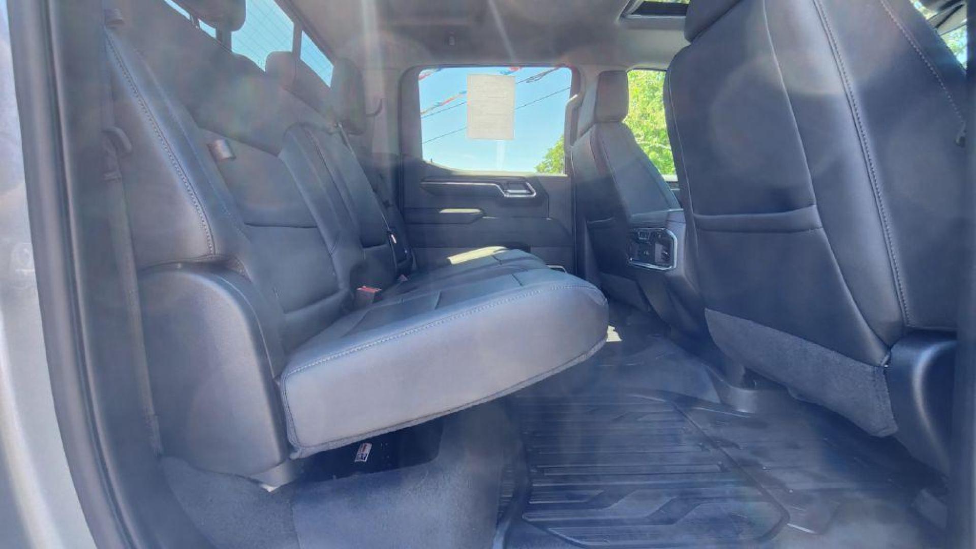 2025 SILVER GMC SIERRA 1500 SLT (3GTUUDED8SG) with an 5.3L engine, Automatic transmission, located at 101 S. Halleck St., DeMotte, 46310, (219) 987-2922, 41.202343, -87.198189 - Photo#6