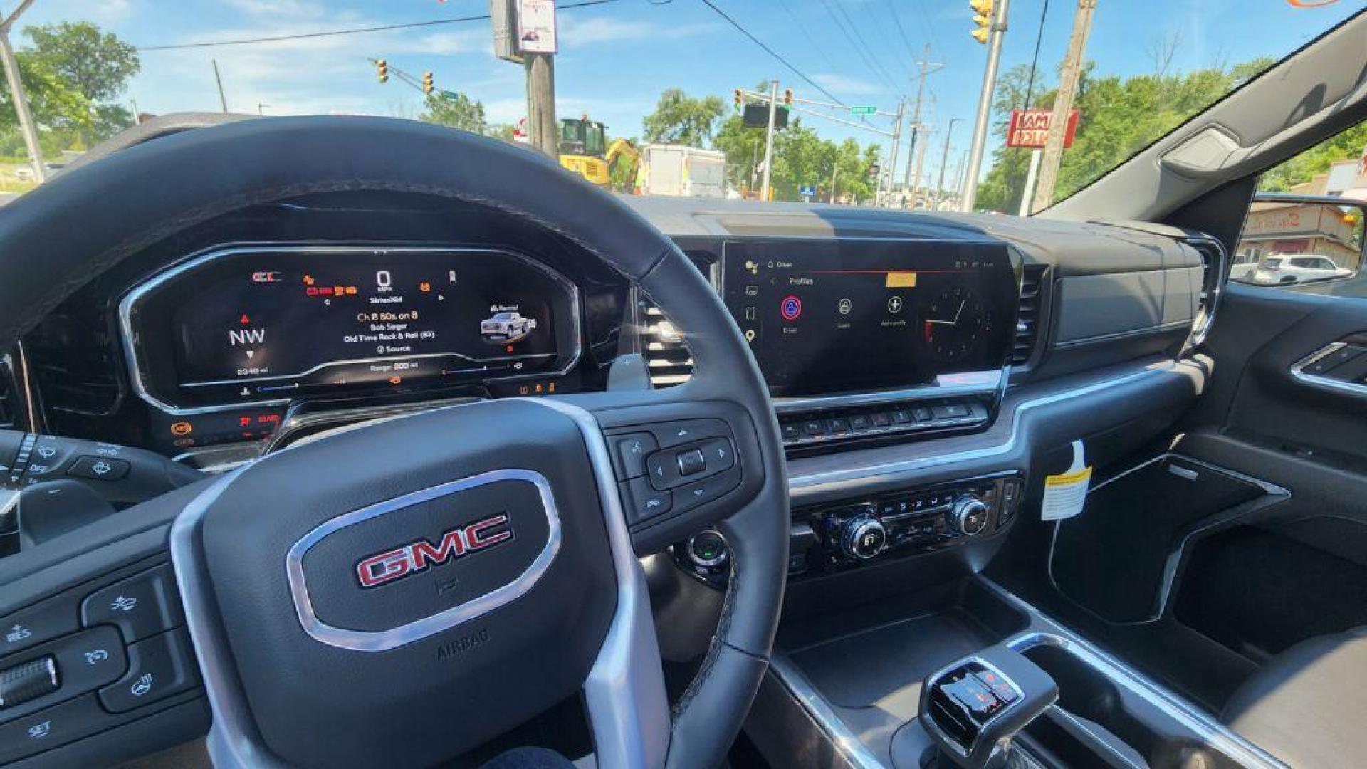 2025 SILVER GMC SIERRA 1500 SLT (3GTUUDED8SG) with an 5.3L engine, Automatic transmission, located at 101 S. Halleck St., DeMotte, 46310, (219) 987-2922, 41.202343, -87.198189 - Photo#8