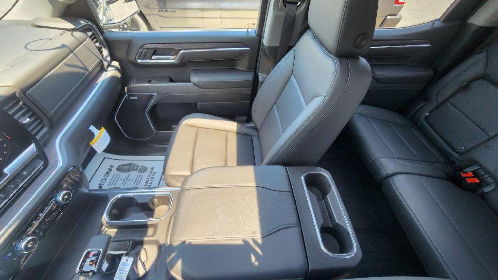 2025 SILVER GMC SIERRA 1500 SLT (3GTUUDED8SG) with an 5.3L engine, Automatic transmission, located at 101 S. Halleck St., DeMotte, 46310, (219) 987-2922, 41.202343, -87.198189 - Photo#9