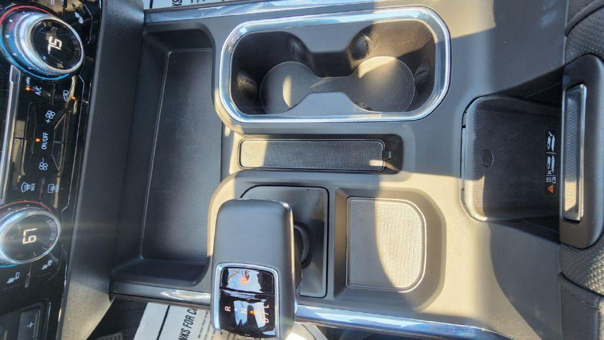 2025 SILVER GMC SIERRA 1500 SLT (3GTUUDED8SG) with an 5.3L engine, Automatic transmission, located at 101 S. Halleck St., DeMotte, 46310, (219) 987-2922, 41.202343, -87.198189 - Photo#15