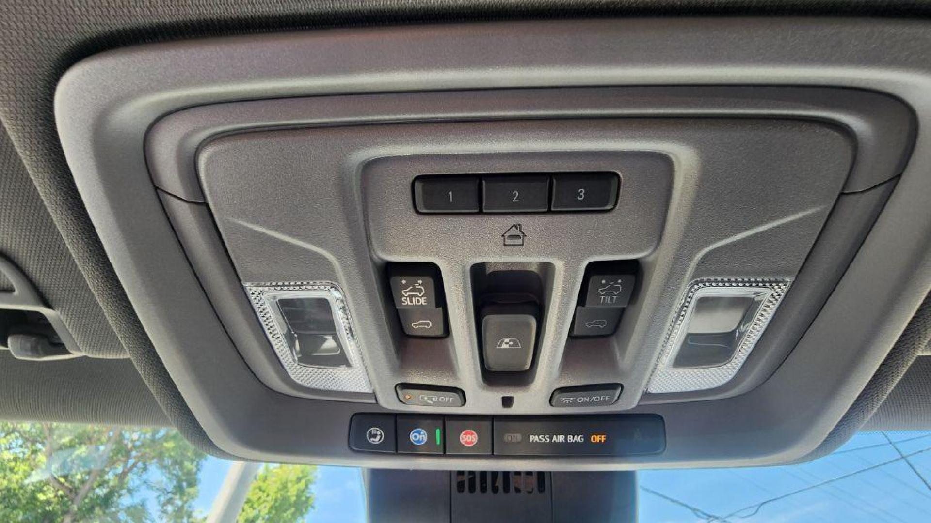 2025 SILVER GMC SIERRA 1500 SLT (3GTUUDED8SG) with an 5.3L engine, Automatic transmission, located at 101 S. Halleck St., DeMotte, 46310, (219) 987-2922, 41.202343, -87.198189 - Photo#17