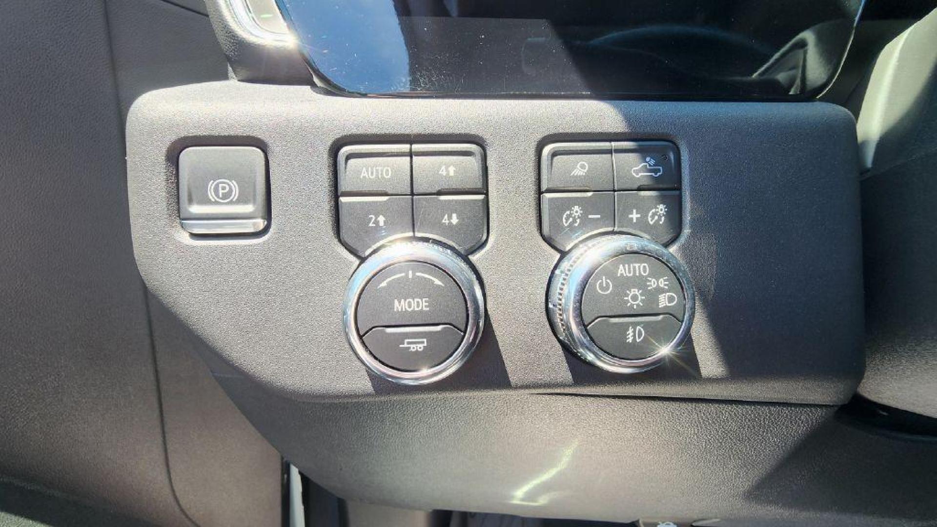 2025 SILVER GMC SIERRA 1500 SLT (3GTUUDED8SG) with an 5.3L engine, Automatic transmission, located at 101 S. Halleck St., DeMotte, 46310, (219) 987-2922, 41.202343, -87.198189 - Photo#18