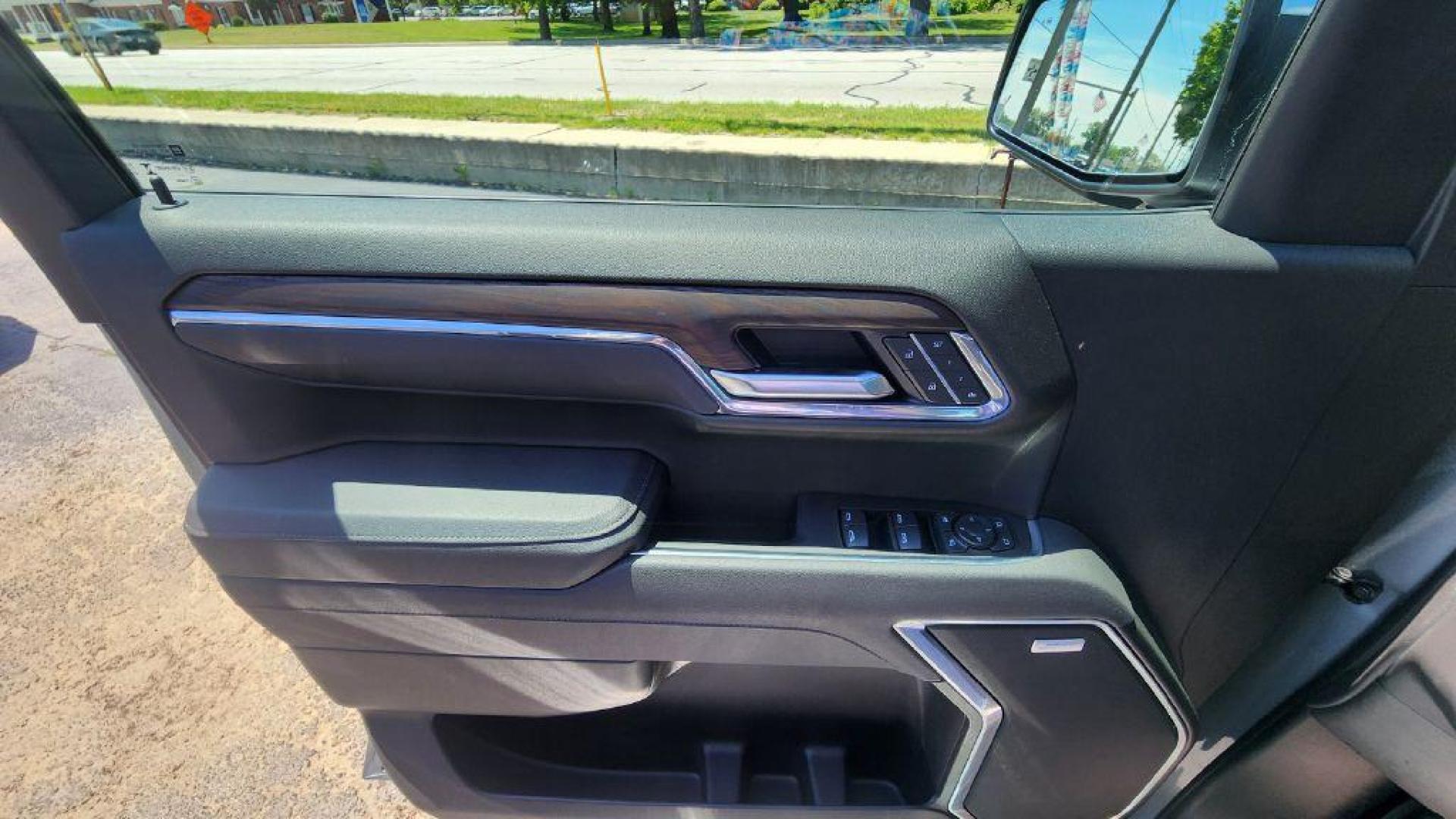 2025 SILVER GMC SIERRA 1500 SLT (3GTUUDED8SG) with an 5.3L engine, Automatic transmission, located at 101 S. Halleck St., DeMotte, 46310, (219) 987-2922, 41.202343, -87.198189 - Photo#19
