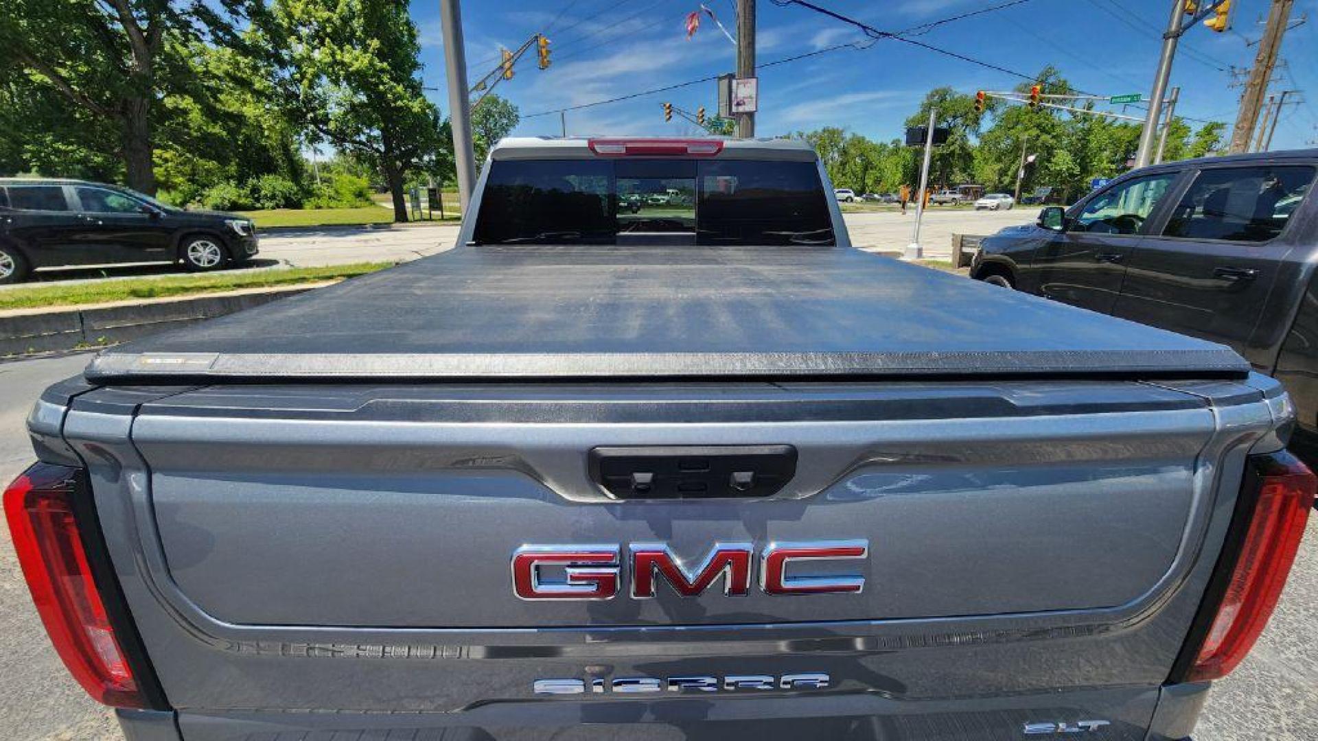 2025 SILVER GMC SIERRA 1500 SLT (3GTUUDED8SG) with an 5.3L engine, Automatic transmission, located at 101 S. Halleck St., DeMotte, 46310, (219) 987-2922, 41.202343, -87.198189 - Photo#22