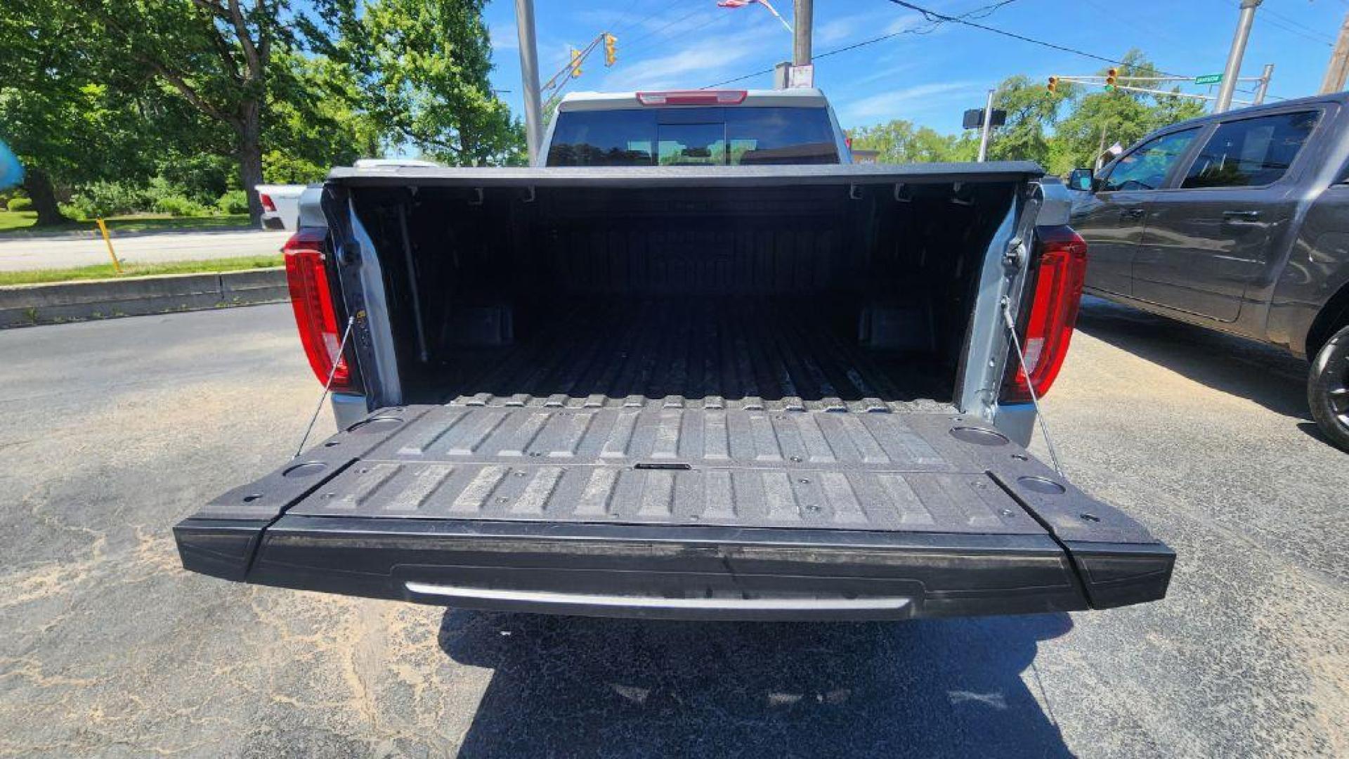 2025 SILVER GMC SIERRA 1500 SLT (3GTUUDED8SG) with an 5.3L engine, Automatic transmission, located at 101 S. Halleck St., DeMotte, 46310, (219) 987-2922, 41.202343, -87.198189 - Photo#23