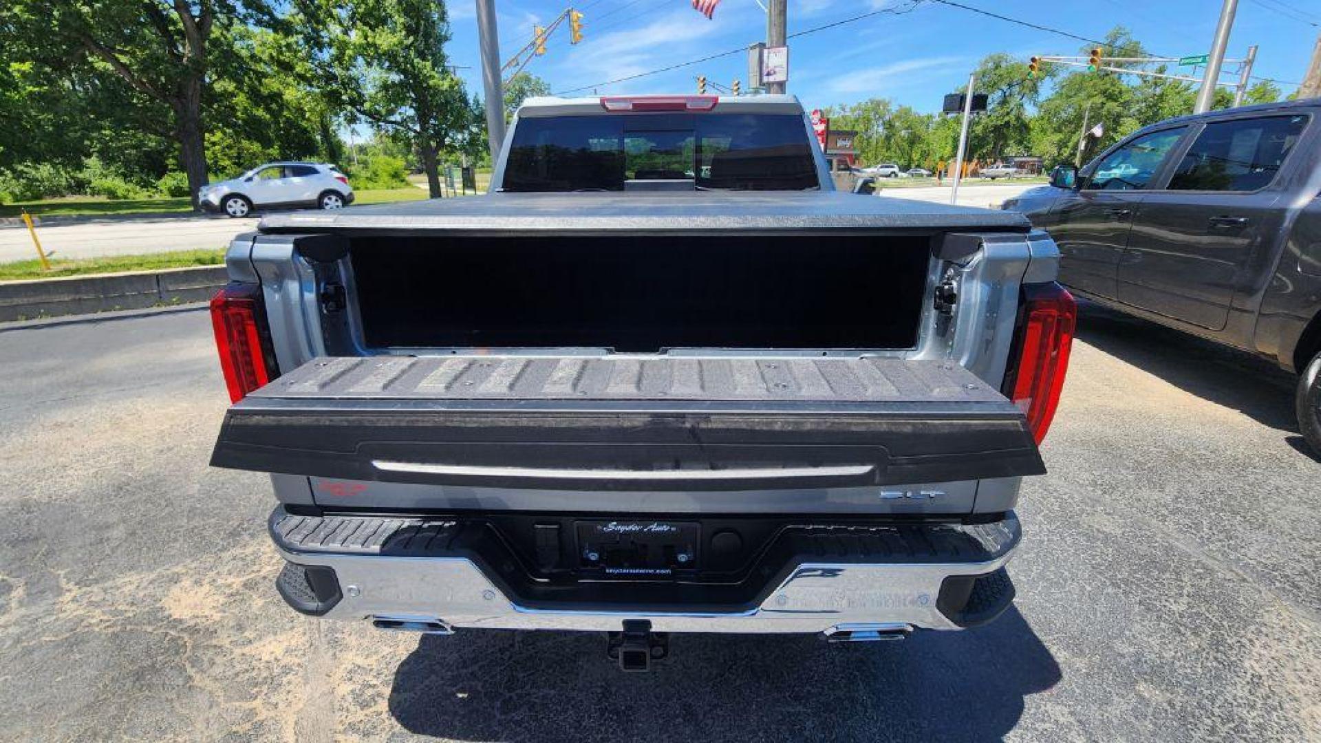 2025 SILVER GMC SIERRA 1500 SLT (3GTUUDED8SG) with an 5.3L engine, Automatic transmission, located at 101 S. Halleck St., DeMotte, 46310, (219) 987-2922, 41.202343, -87.198189 - Photo#24