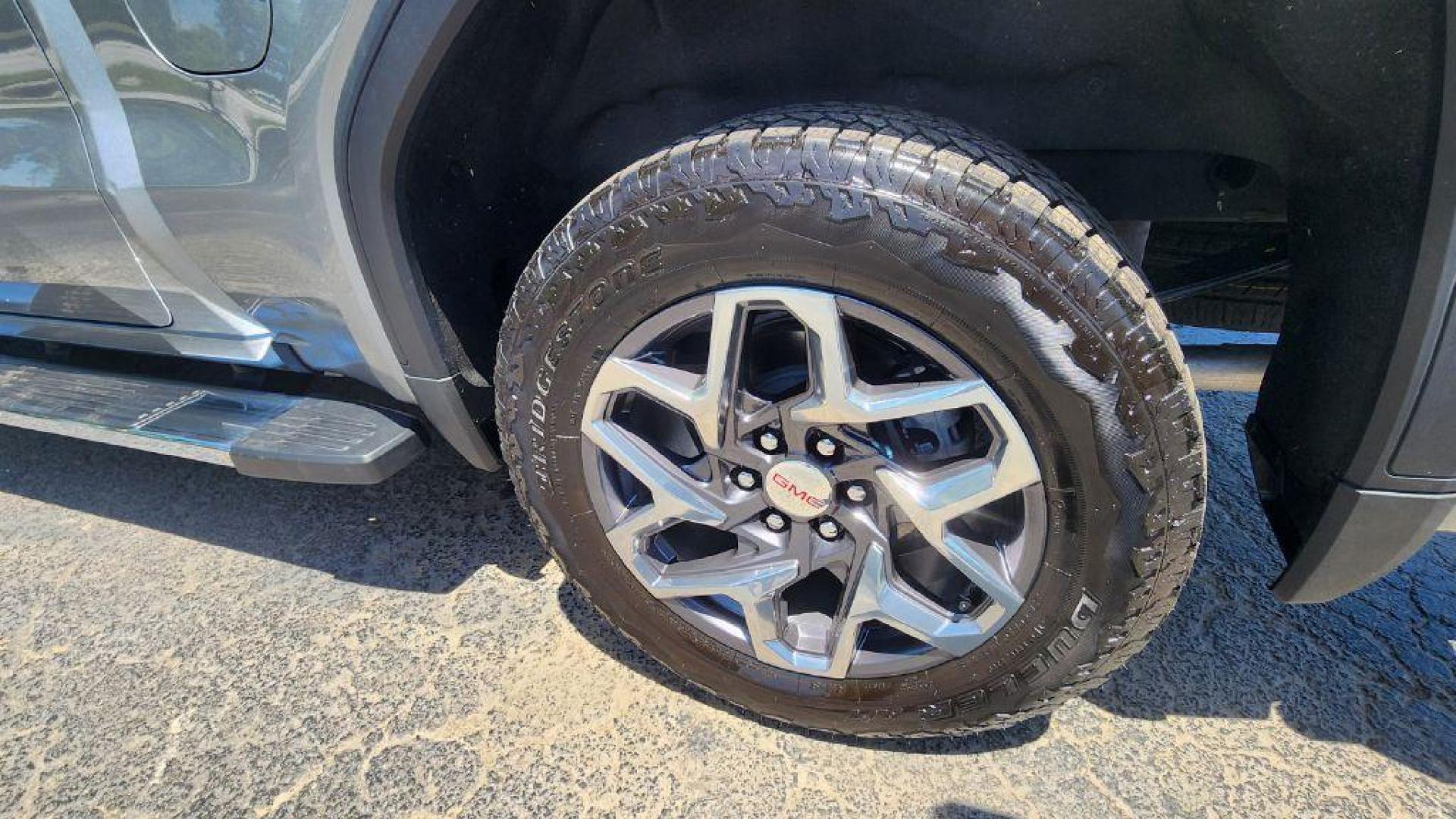 2025 SILVER GMC SIERRA 1500 SLT (3GTUUDED8SG) with an 5.3L engine, Automatic transmission, located at 101 S. Halleck St., DeMotte, 46310, (219) 987-2922, 41.202343, -87.198189 - Photo#25