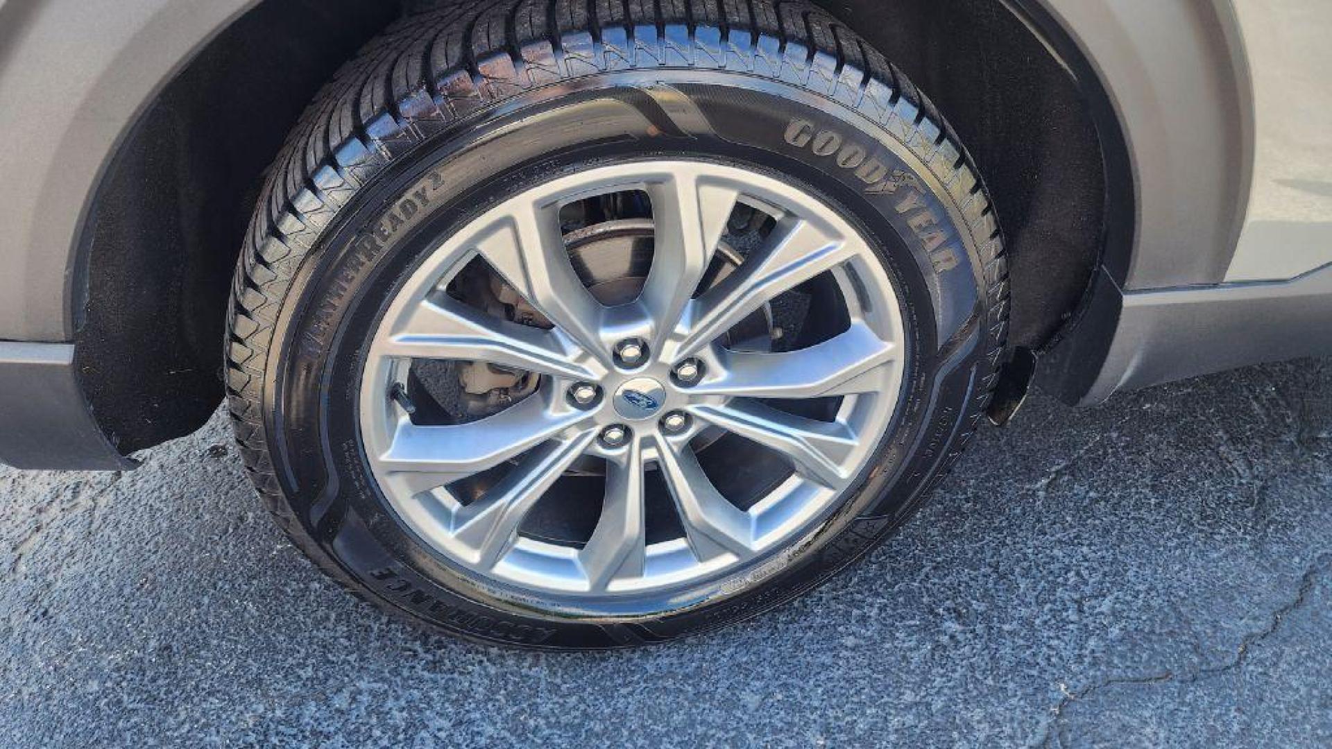2020 GREEN FORD EXPLORER XLT (1FMSK8DH2LG) with an 2.3L engine, Automatic transmission, located at 101 S. Halleck St., DeMotte, 46310, (219) 987-2922, 41.202343, -87.198189 - Photo#24