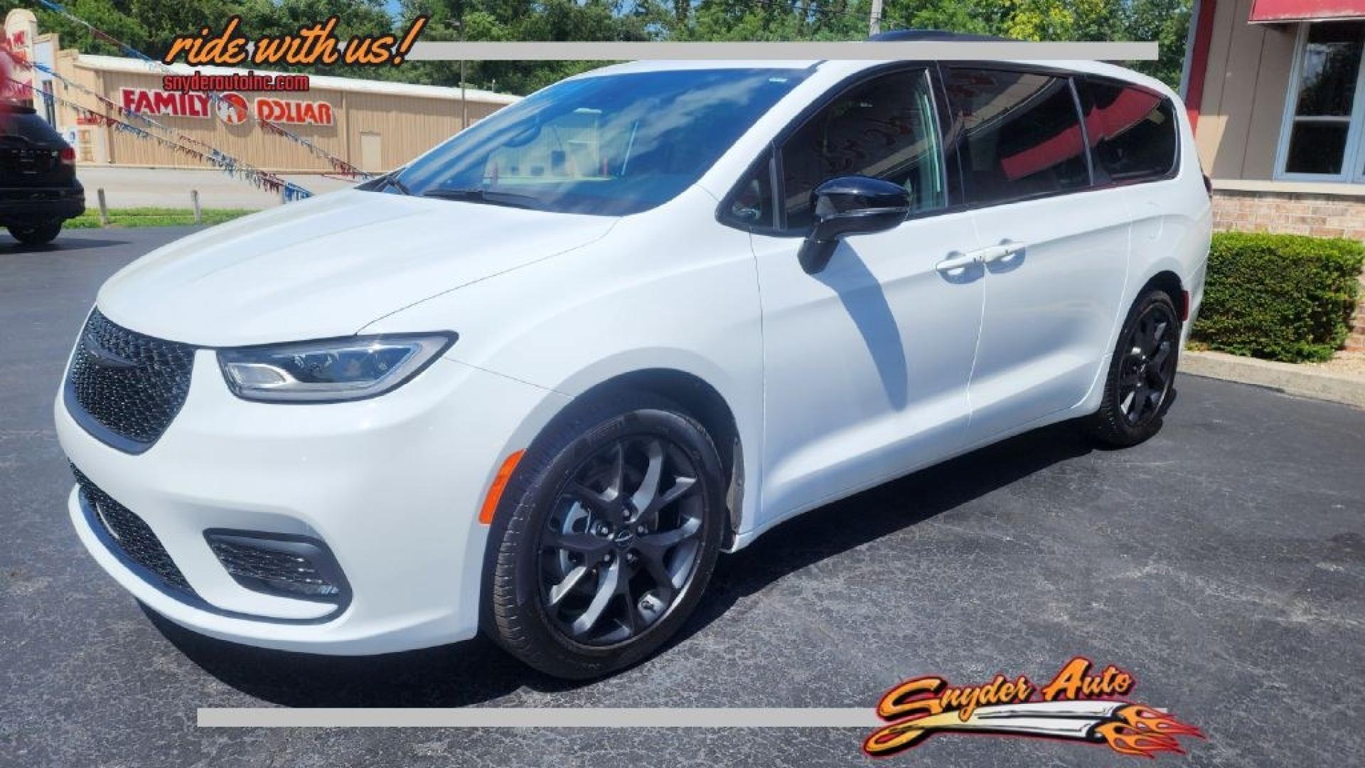 2024 WHITE CHRYSLER PACIFICA TOURING L (2C4RC1BG6RR) with an 3.6L engine, Automatic transmission, located at 101 S. Halleck St., DeMotte, 46310, (219) 987-2922, 41.202343, -87.198189- Photo#0