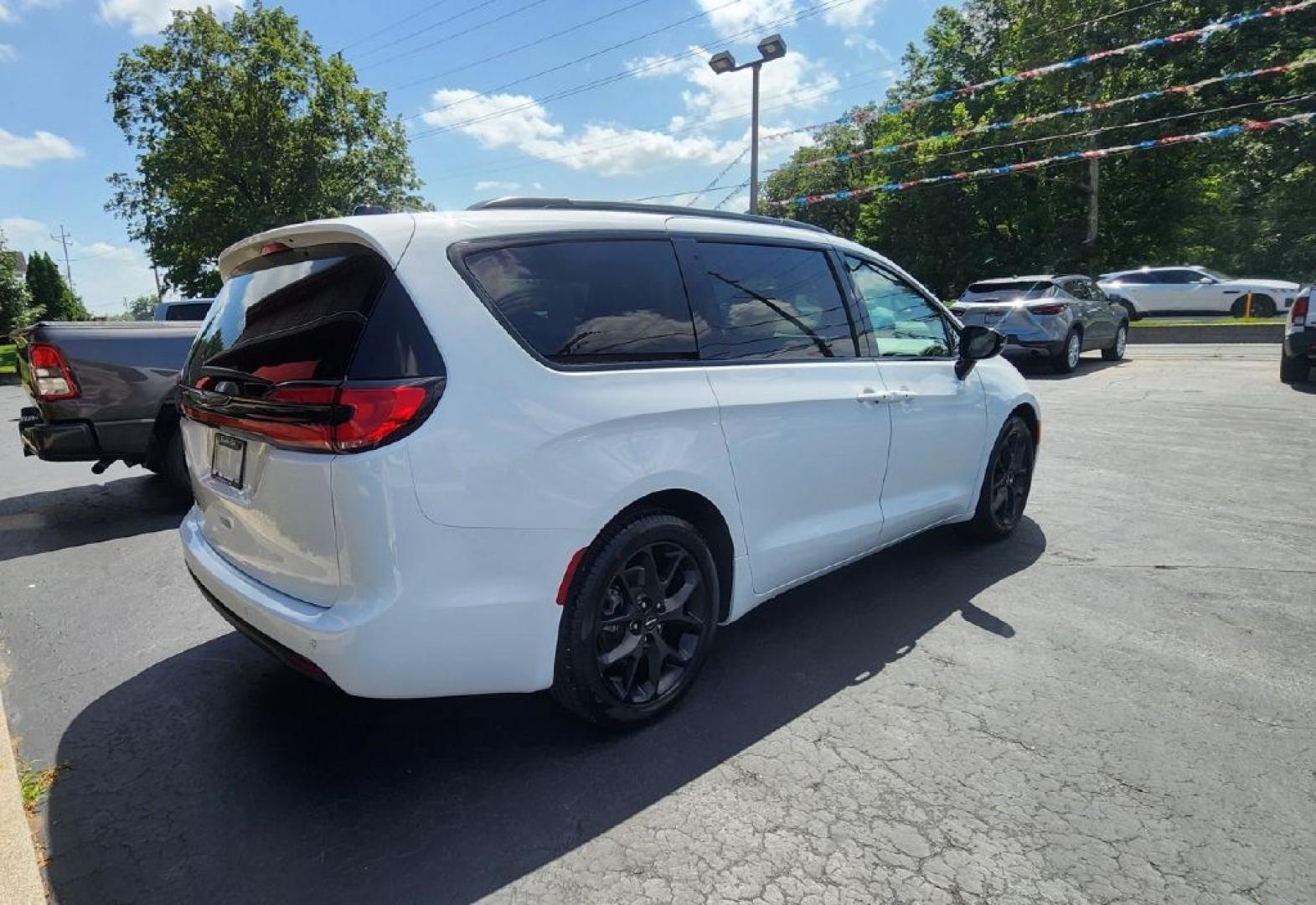 2024 WHITE CHRYSLER PACIFICA TOURING L (2C4RC1BG6RR) with an 3.6L engine, Automatic transmission, located at 101 S. Halleck St., DeMotte, 46310, (219) 987-2922, 41.202343, -87.198189- Photo#2