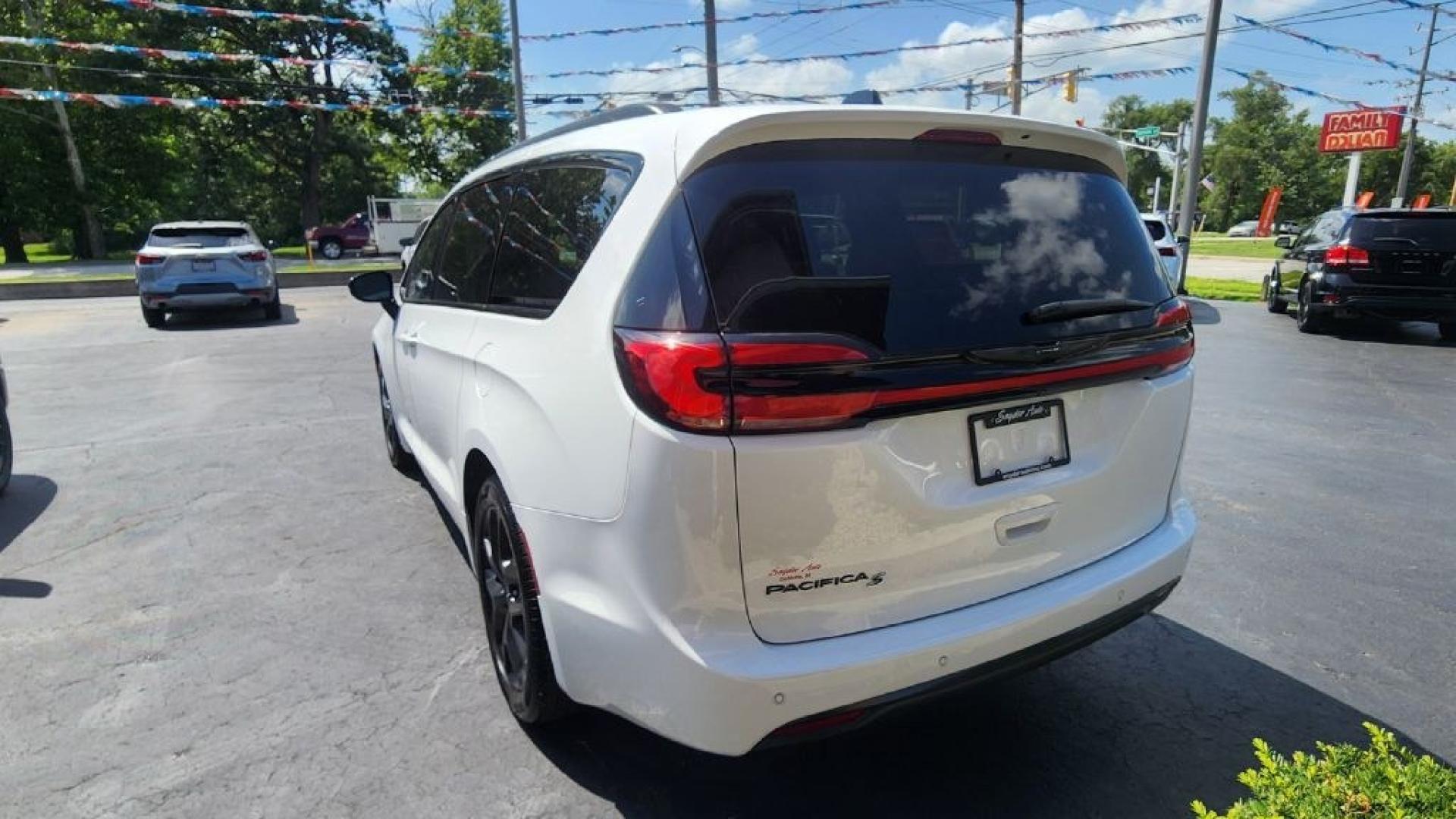 2024 WHITE CHRYSLER PACIFICA TOURING L (2C4RC1BG6RR) with an 3.6L engine, Automatic transmission, located at 101 S. Halleck St., DeMotte, 46310, (219) 987-2922, 41.202343, -87.198189- Photo#3