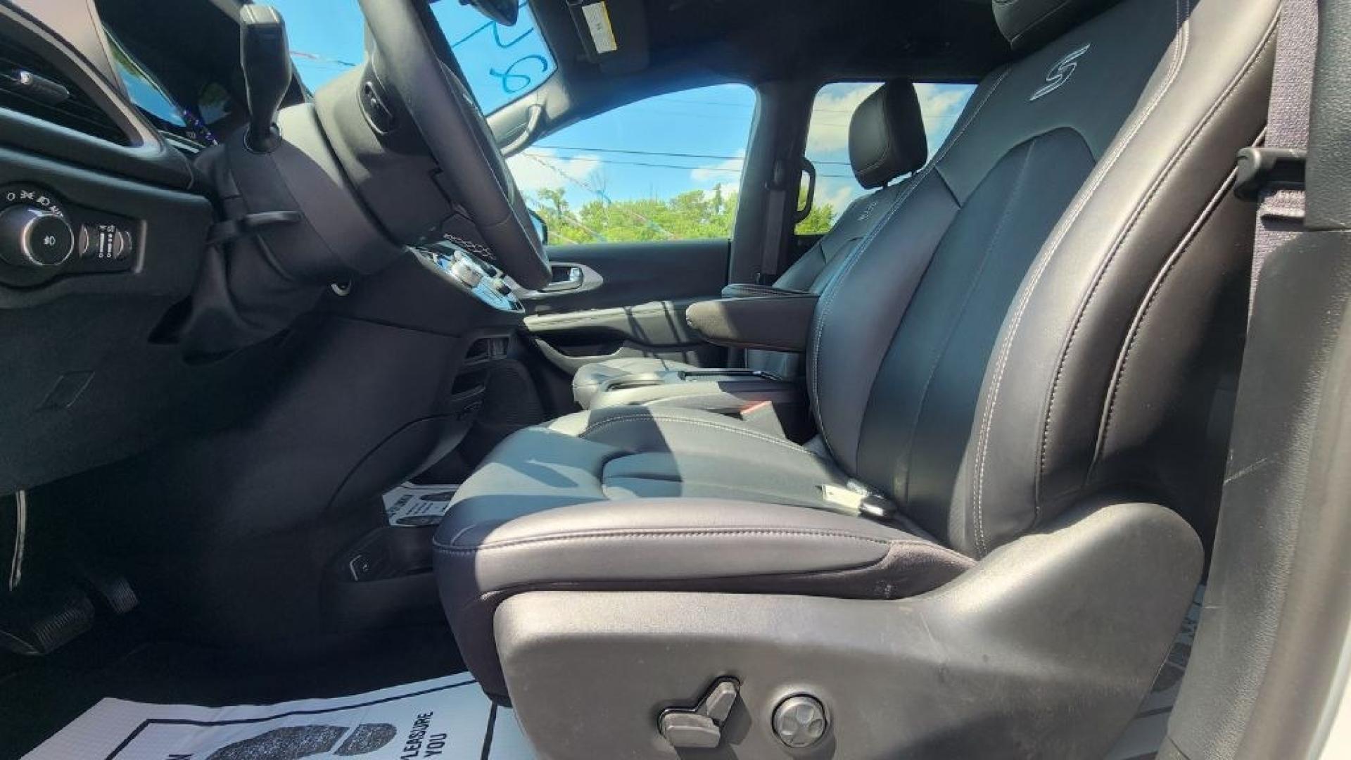2024 WHITE CHRYSLER PACIFICA TOURING L (2C4RC1BG6RR) with an 3.6L engine, Automatic transmission, located at 101 S. Halleck St., DeMotte, 46310, (219) 987-2922, 41.202343, -87.198189- Photo#4
