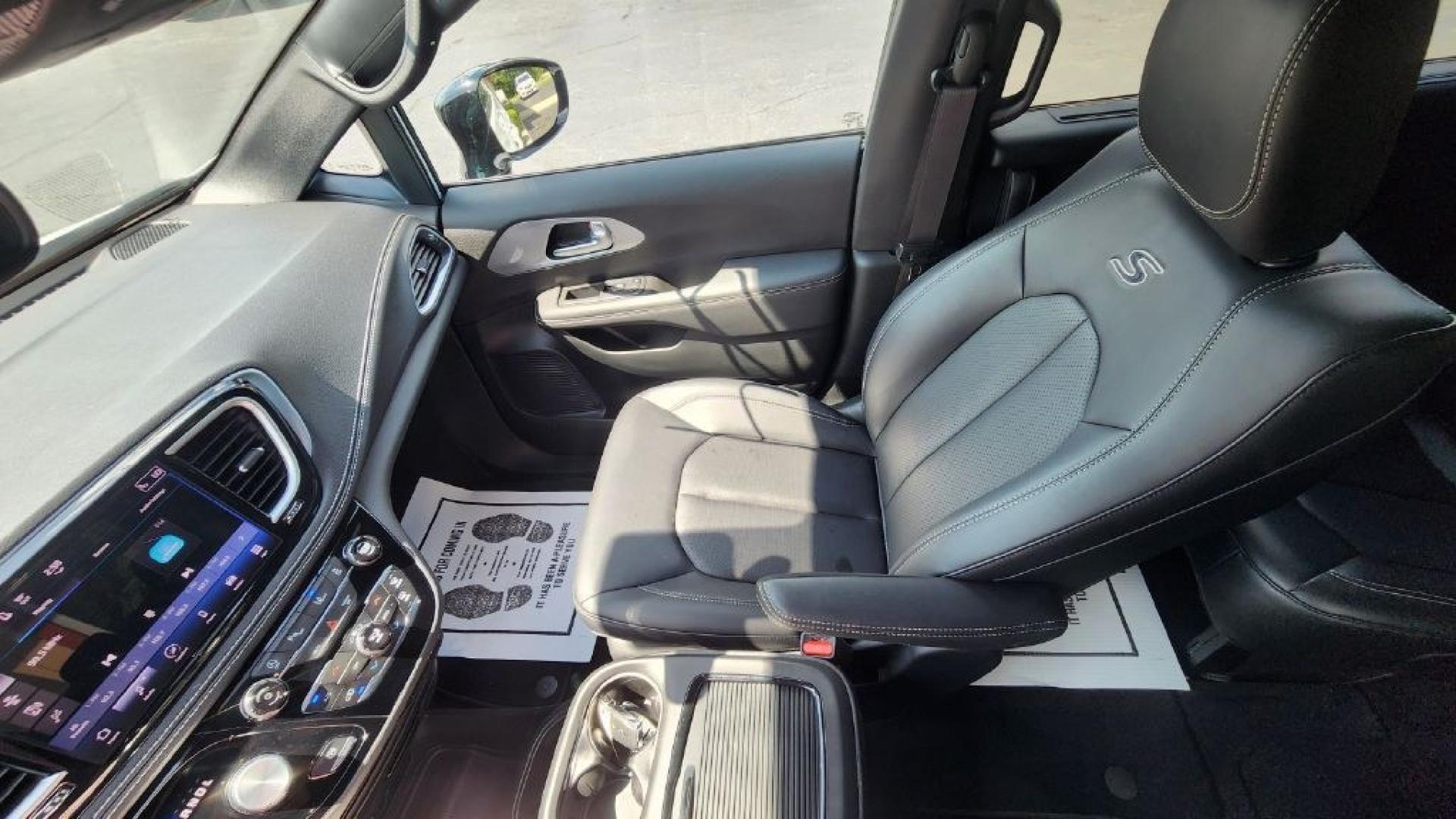 2024 WHITE CHRYSLER PACIFICA TOURING L (2C4RC1BG6RR) with an 3.6L engine, Automatic transmission, located at 101 S. Halleck St., DeMotte, 46310, (219) 987-2922, 41.202343, -87.198189- Photo#11