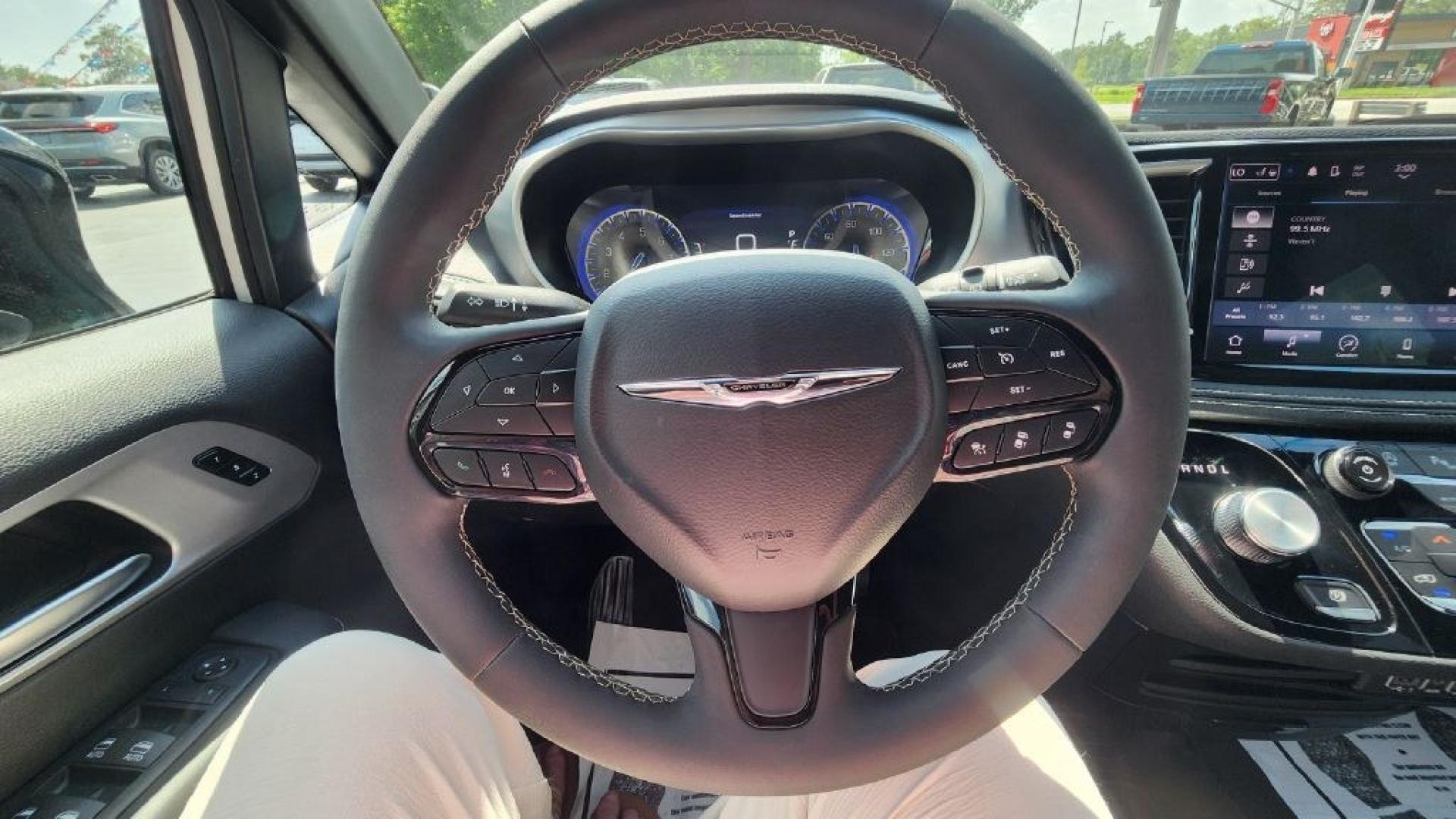 2024 WHITE CHRYSLER PACIFICA TOURING L (2C4RC1BG6RR) with an 3.6L engine, Automatic transmission, located at 101 S. Halleck St., DeMotte, 46310, (219) 987-2922, 41.202343, -87.198189- Photo#13