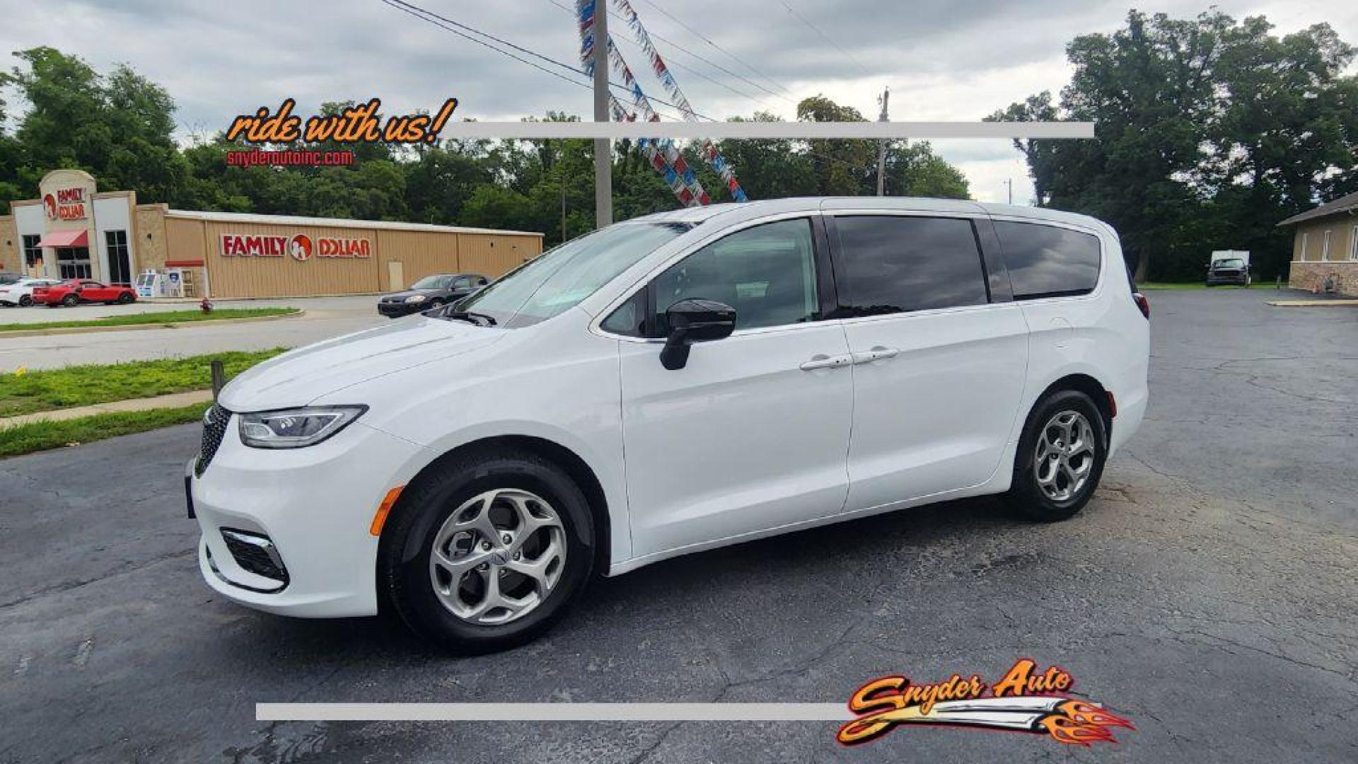 2024 WHITE CHRYSLER PACIFICA LIMITED - FWD (2C4RC1GGXRR) with an 3.6L engine, Automatic transmission, located at 101 S. Halleck St., DeMotte, 46310, (219) 987-2922, 41.202343, -87.198189- Photo#0