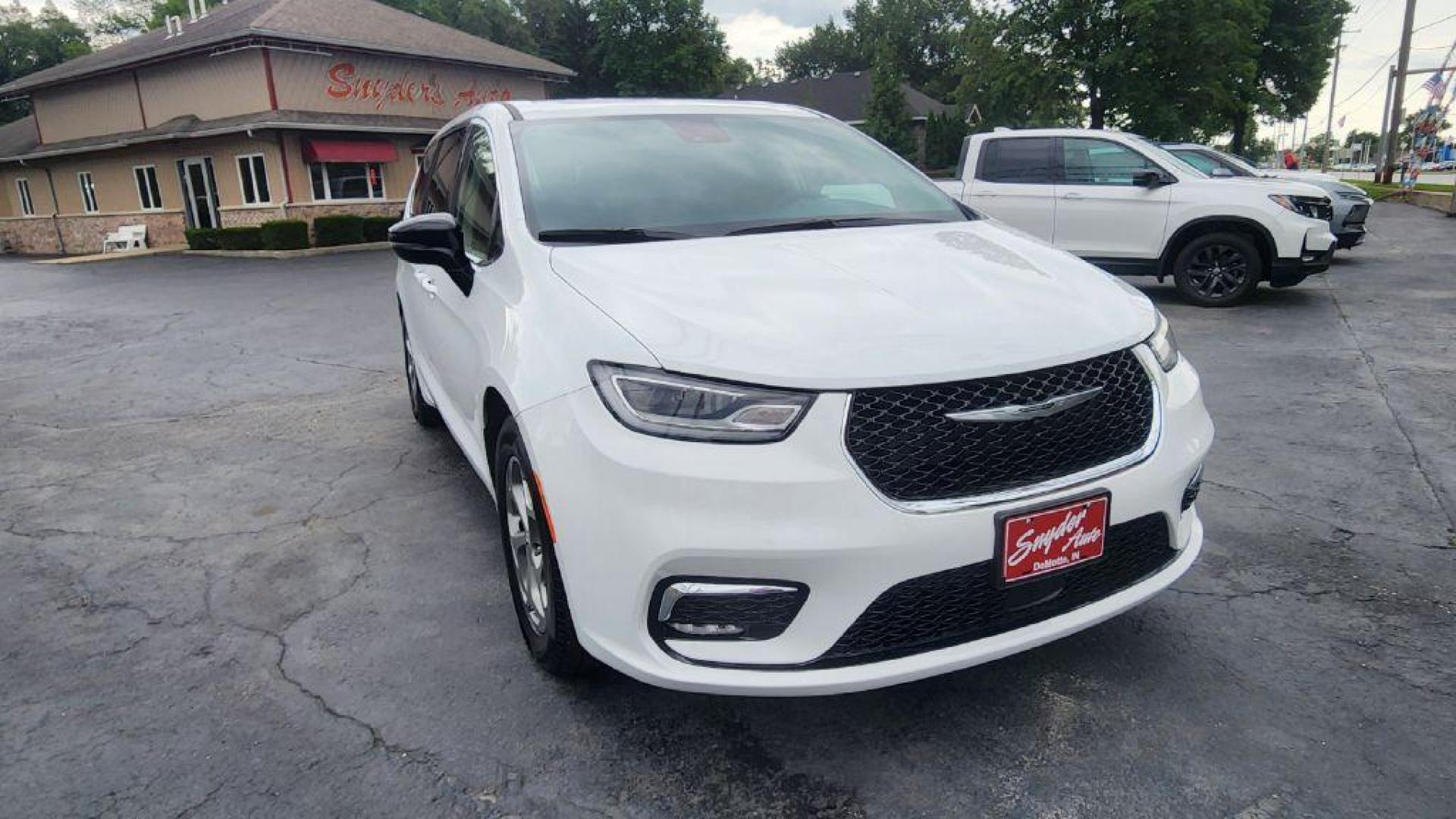 2024 WHITE CHRYSLER PACIFICA LIMITED - FWD (2C4RC1GGXRR) with an 3.6L engine, Automatic transmission, located at 101 S. Halleck St., DeMotte, 46310, (219) 987-2922, 41.202343, -87.198189- Photo#1
