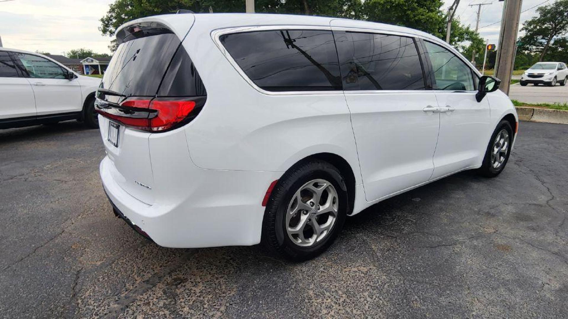 2024 WHITE CHRYSLER PACIFICA LIMITED - FWD (2C4RC1GGXRR) with an 3.6L engine, Automatic transmission, located at 101 S. Halleck St., DeMotte, 46310, (219) 987-2922, 41.202343, -87.198189- Photo#2