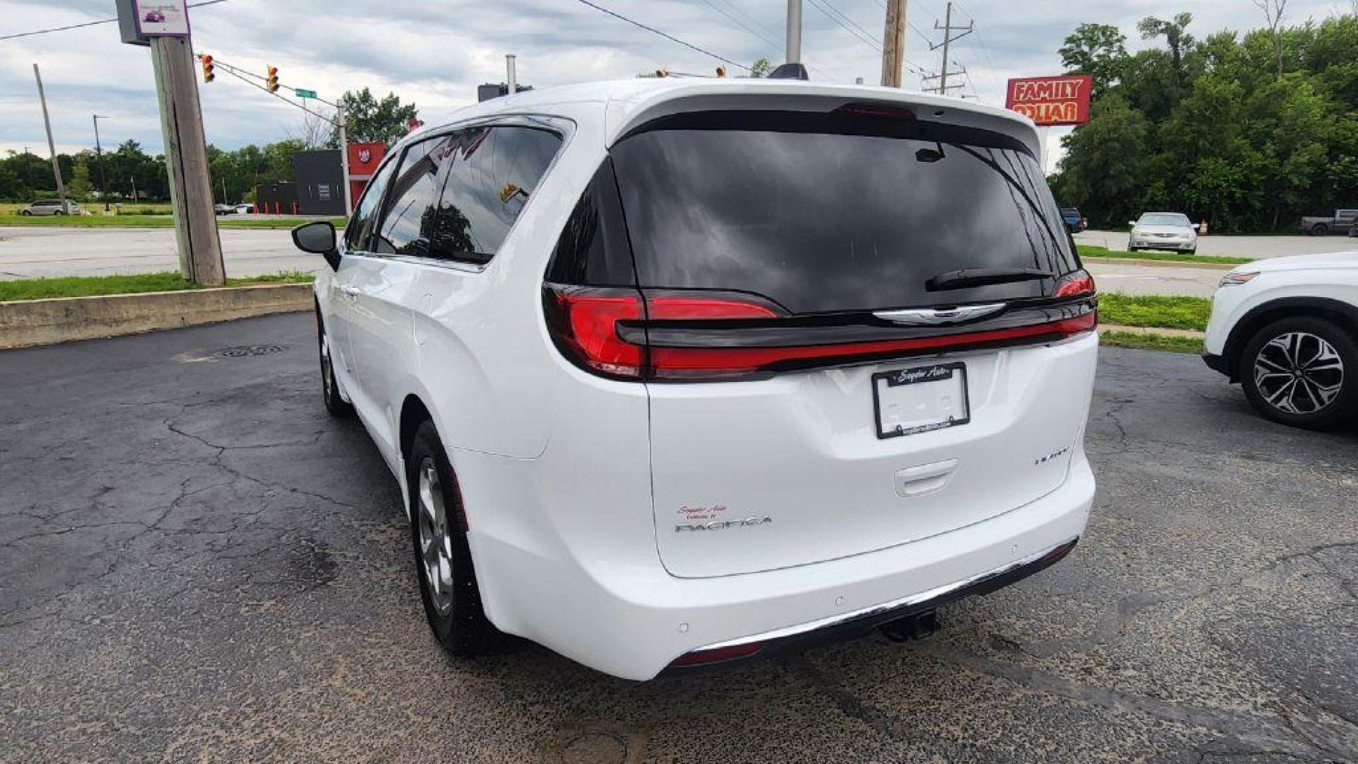 2024 WHITE CHRYSLER PACIFICA LIMITED - FWD (2C4RC1GGXRR) with an 3.6L engine, Automatic transmission, located at 101 S. Halleck St., DeMotte, 46310, (219) 987-2922, 41.202343, -87.198189- Photo#3