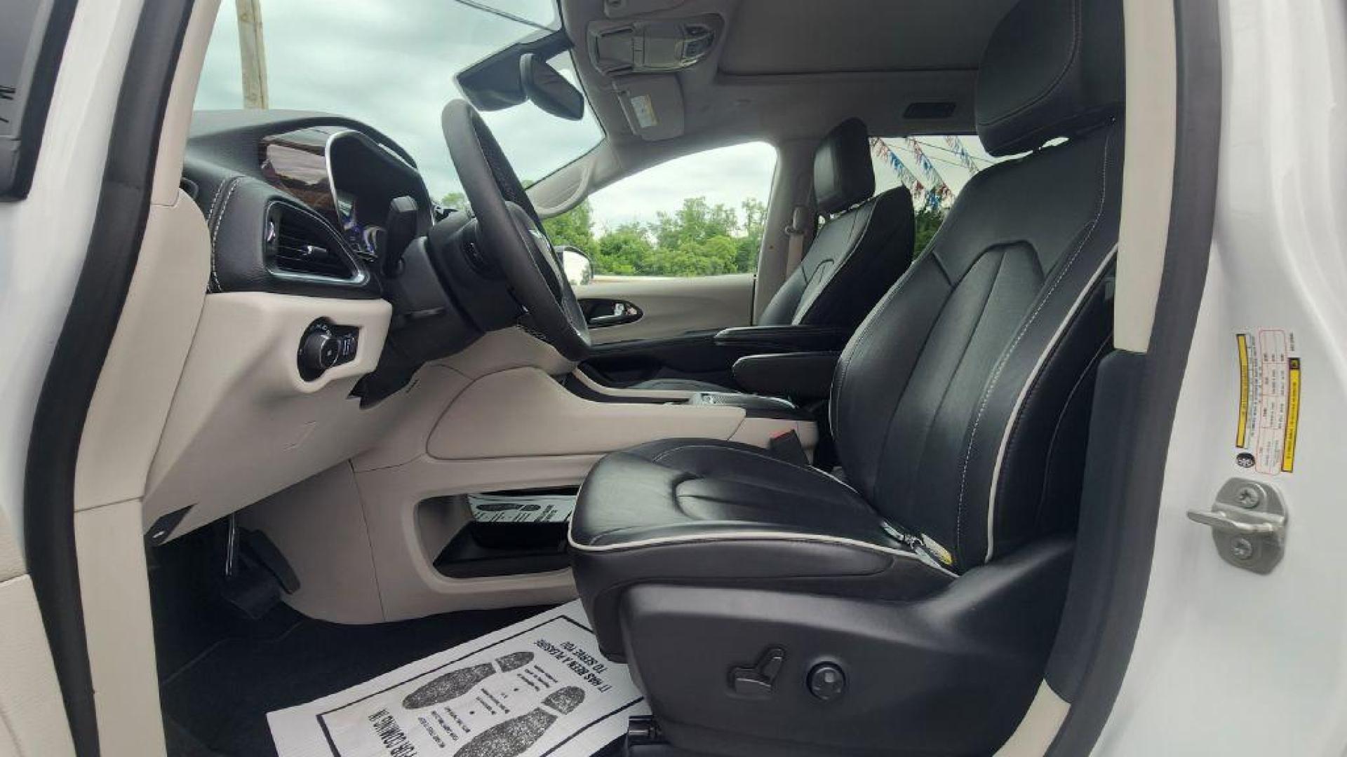 2024 WHITE CHRYSLER PACIFICA LIMITED - FWD (2C4RC1GGXRR) with an 3.6L engine, Automatic transmission, located at 101 S. Halleck St., DeMotte, 46310, (219) 987-2922, 41.202343, -87.198189- Photo#4