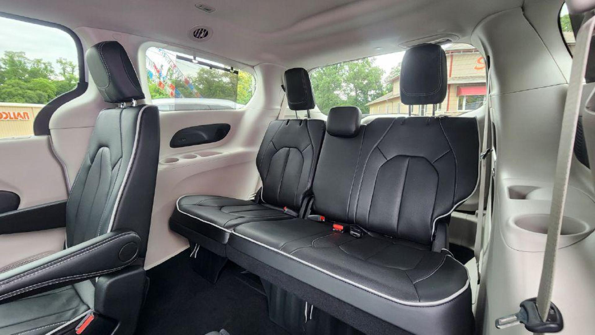 2024 WHITE CHRYSLER PACIFICA LIMITED - FWD (2C4RC1GGXRR) with an 3.6L engine, Automatic transmission, located at 101 S. Halleck St., DeMotte, 46310, (219) 987-2922, 41.202343, -87.198189- Photo#6