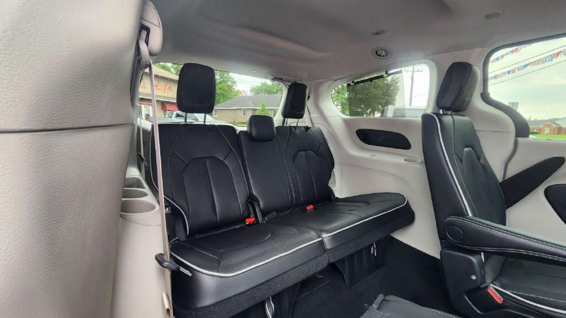 2024 WHITE CHRYSLER PACIFICA LIMITED - FWD (2C4RC1GGXRR) with an 3.6L engine, Automatic transmission, located at 101 S. Halleck St., DeMotte, 46310, (219) 987-2922, 41.202343, -87.198189- Photo#7