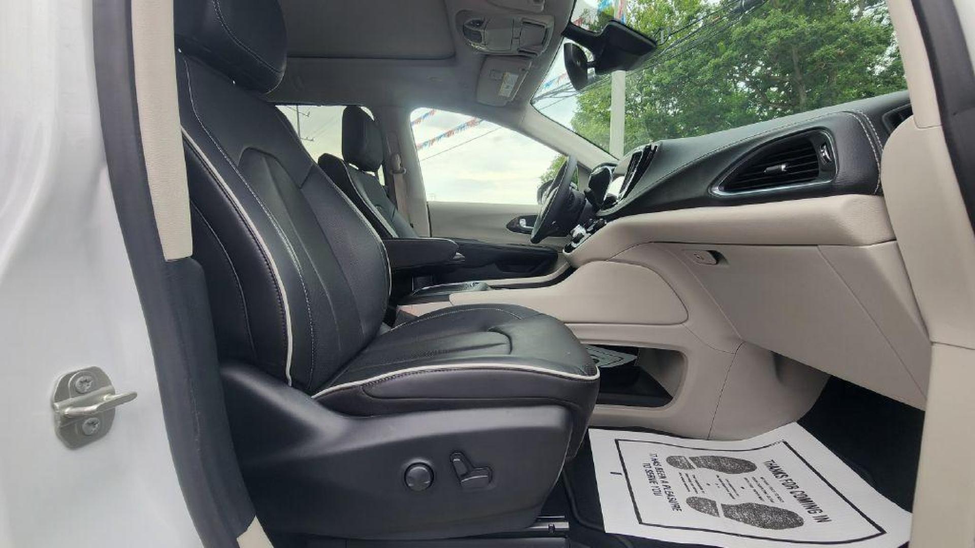 2024 WHITE CHRYSLER PACIFICA LIMITED - FWD (2C4RC1GGXRR) with an 3.6L engine, Automatic transmission, located at 101 S. Halleck St., DeMotte, 46310, (219) 987-2922, 41.202343, -87.198189- Photo#9