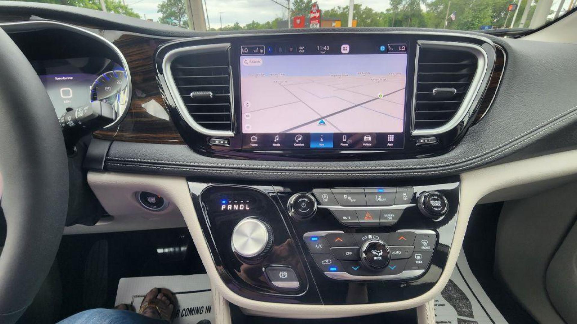 2024 WHITE CHRYSLER PACIFICA LIMITED - FWD (2C4RC1GGXRR) with an 3.6L engine, Automatic transmission, located at 101 S. Halleck St., DeMotte, 46310, (219) 987-2922, 41.202343, -87.198189- Photo#14