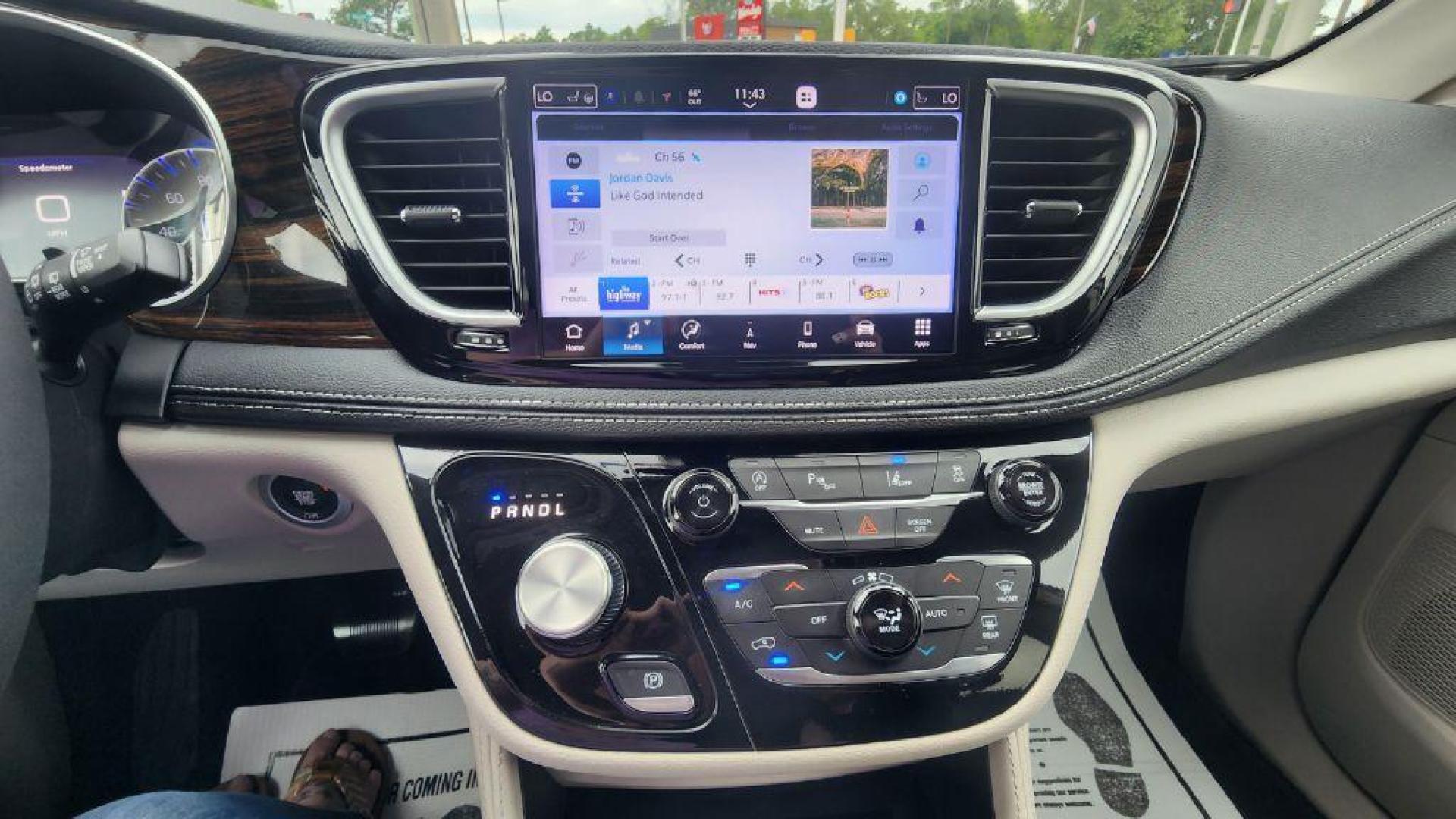 2024 WHITE CHRYSLER PACIFICA LIMITED - FWD (2C4RC1GGXRR) with an 3.6L engine, Automatic transmission, located at 101 S. Halleck St., DeMotte, 46310, (219) 987-2922, 41.202343, -87.198189- Photo#15