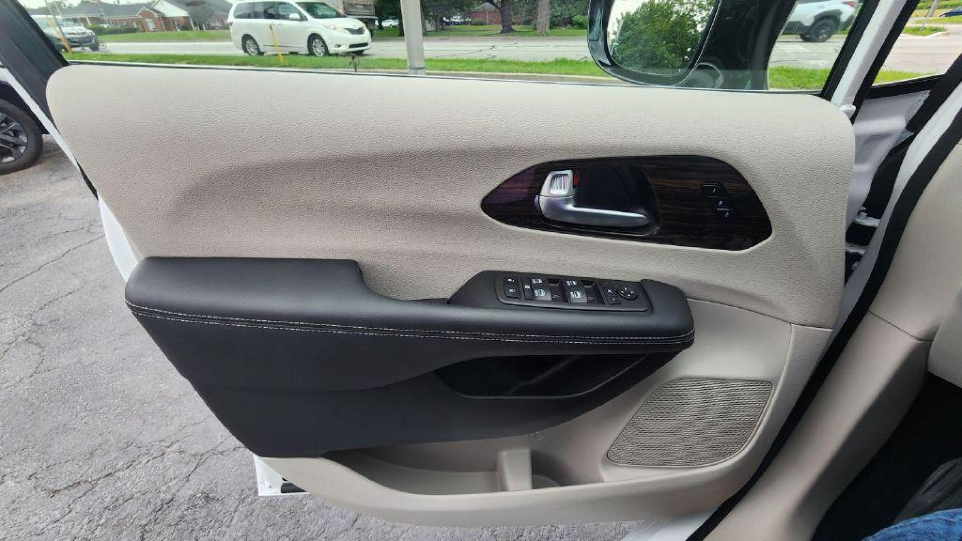 2024 WHITE CHRYSLER PACIFICA LIMITED - FWD (2C4RC1GGXRR) with an 3.6L engine, Automatic transmission, located at 101 S. Halleck St., DeMotte, 46310, (219) 987-2922, 41.202343, -87.198189- Photo#19