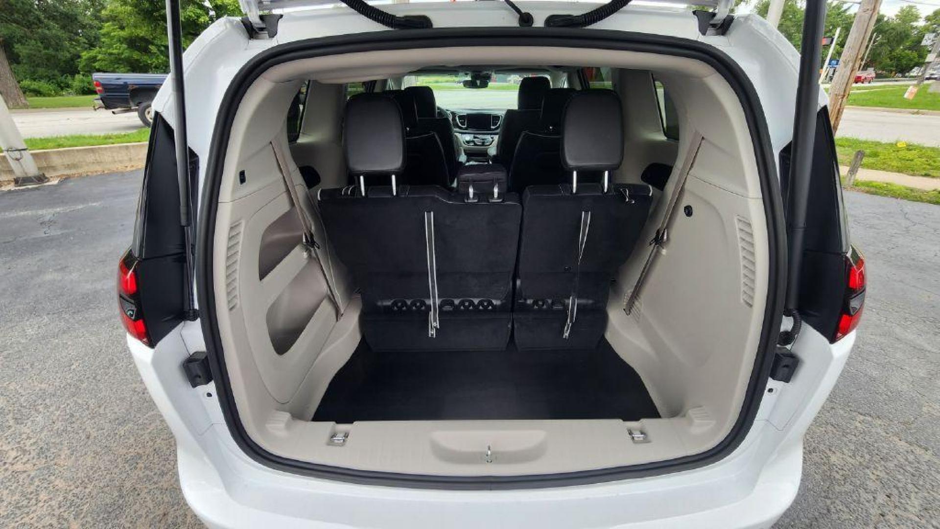 2024 WHITE CHRYSLER PACIFICA LIMITED - FWD (2C4RC1GGXRR) with an 3.6L engine, Automatic transmission, located at 101 S. Halleck St., DeMotte, 46310, (219) 987-2922, 41.202343, -87.198189- Photo#21