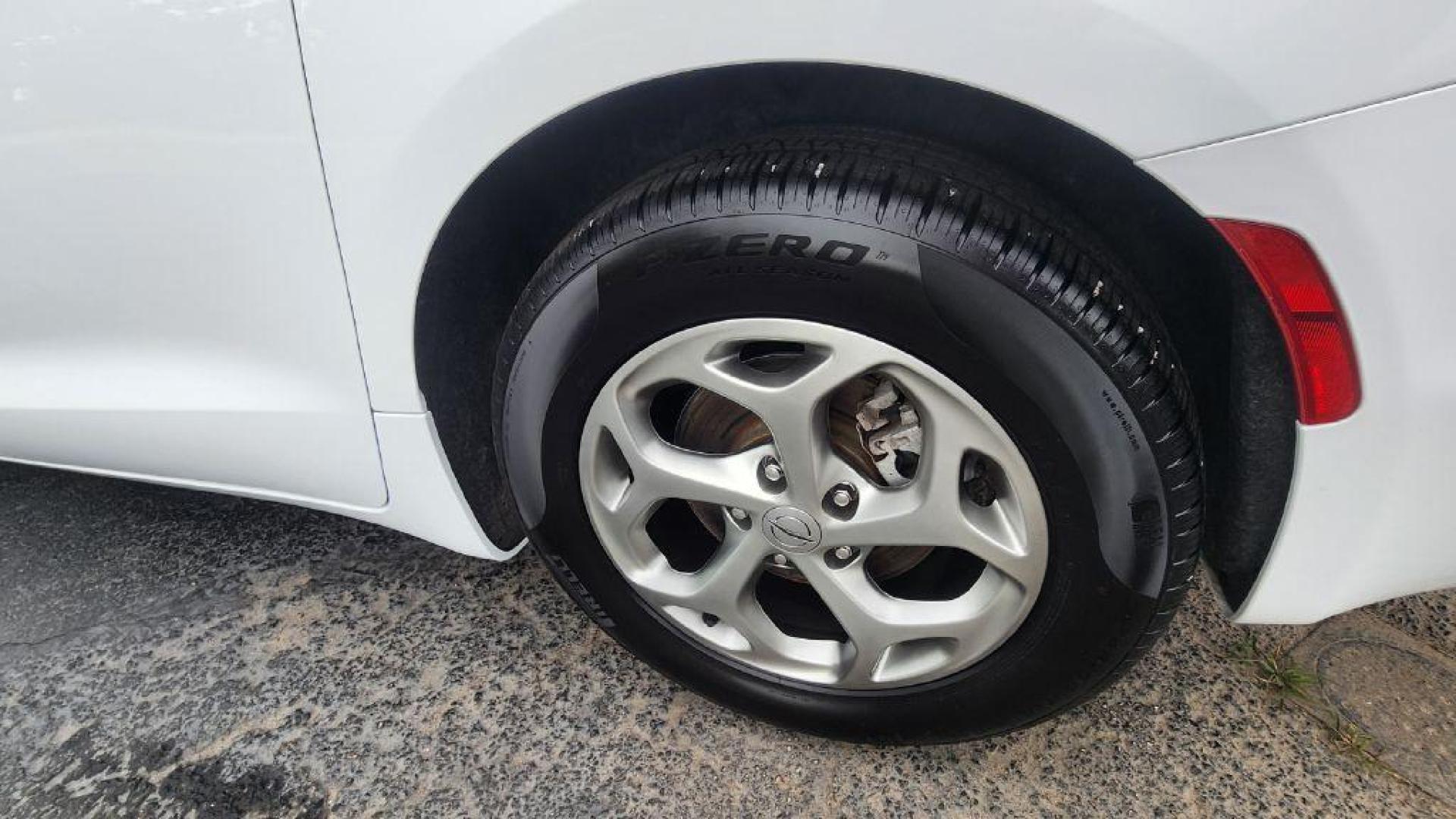 2024 WHITE CHRYSLER PACIFICA LIMITED - FWD (2C4RC1GGXRR) with an 3.6L engine, Automatic transmission, located at 101 S. Halleck St., DeMotte, 46310, (219) 987-2922, 41.202343, -87.198189- Photo#23