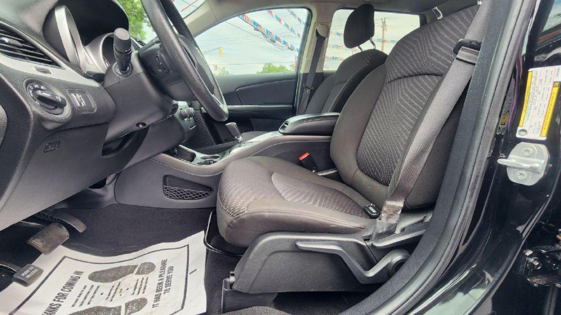 2019 BLACK DODGE JOURNEY SE (3C4PDCBG2KT) with an 3.6L engine, Automatic transmission, located at 101 S. Halleck St., DeMotte, 46310, (219) 987-2922, 41.202343, -87.198189- Photo#4