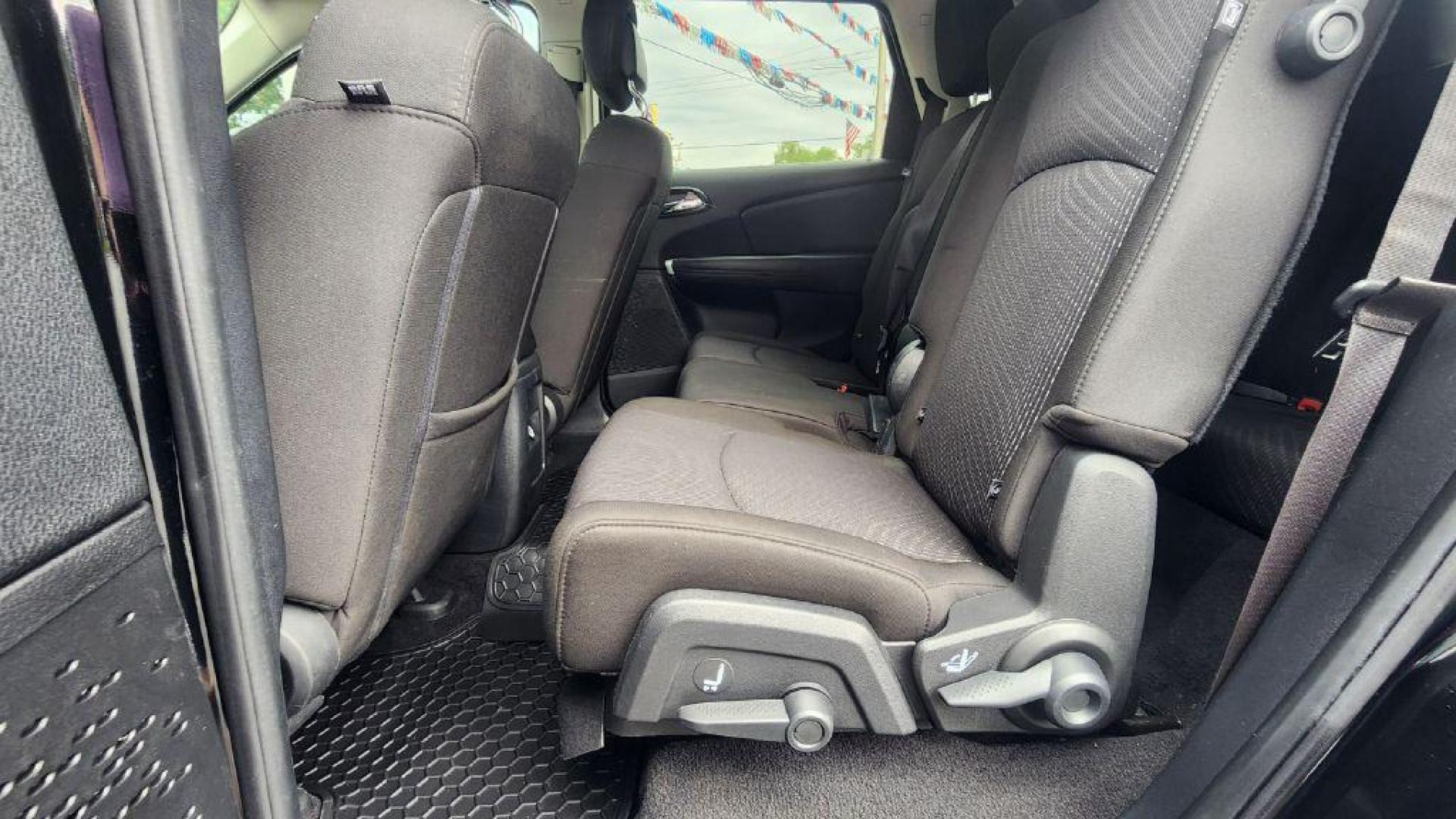 2019 BLACK DODGE JOURNEY SE (3C4PDCBG2KT) with an 3.6L engine, Automatic transmission, located at 101 S. Halleck St., DeMotte, 46310, (219) 987-2922, 41.202343, -87.198189- Photo#5
