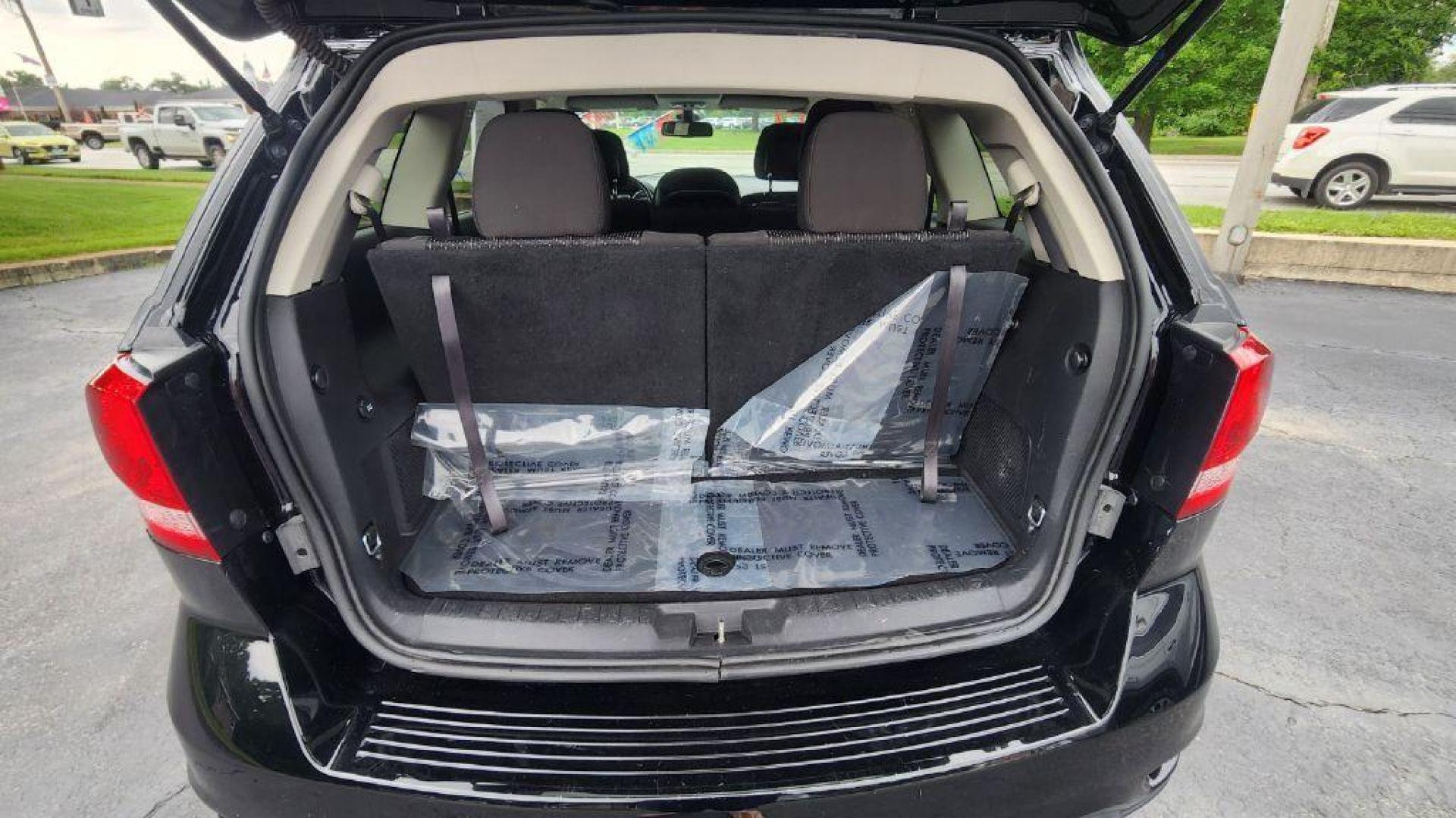 2019 BLACK DODGE JOURNEY SE (3C4PDCBG2KT) with an 3.6L engine, Automatic transmission, located at 101 S. Halleck St., DeMotte, 46310, (219) 987-2922, 41.202343, -87.198189- Photo#18