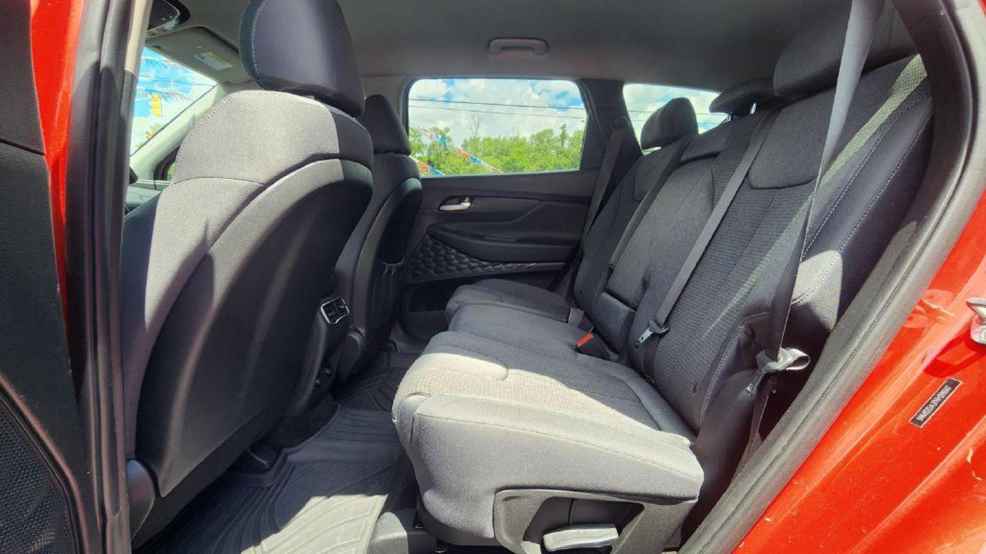 2022 BURGUN HYUNDAI SANTA FE SEL (5NMS2DAJ7NH) with an 2.5L engine, Automatic transmission, located at 101 S. Halleck St., DeMotte, 46310, (219) 987-2922, 41.202343, -87.198189 - Photo#5