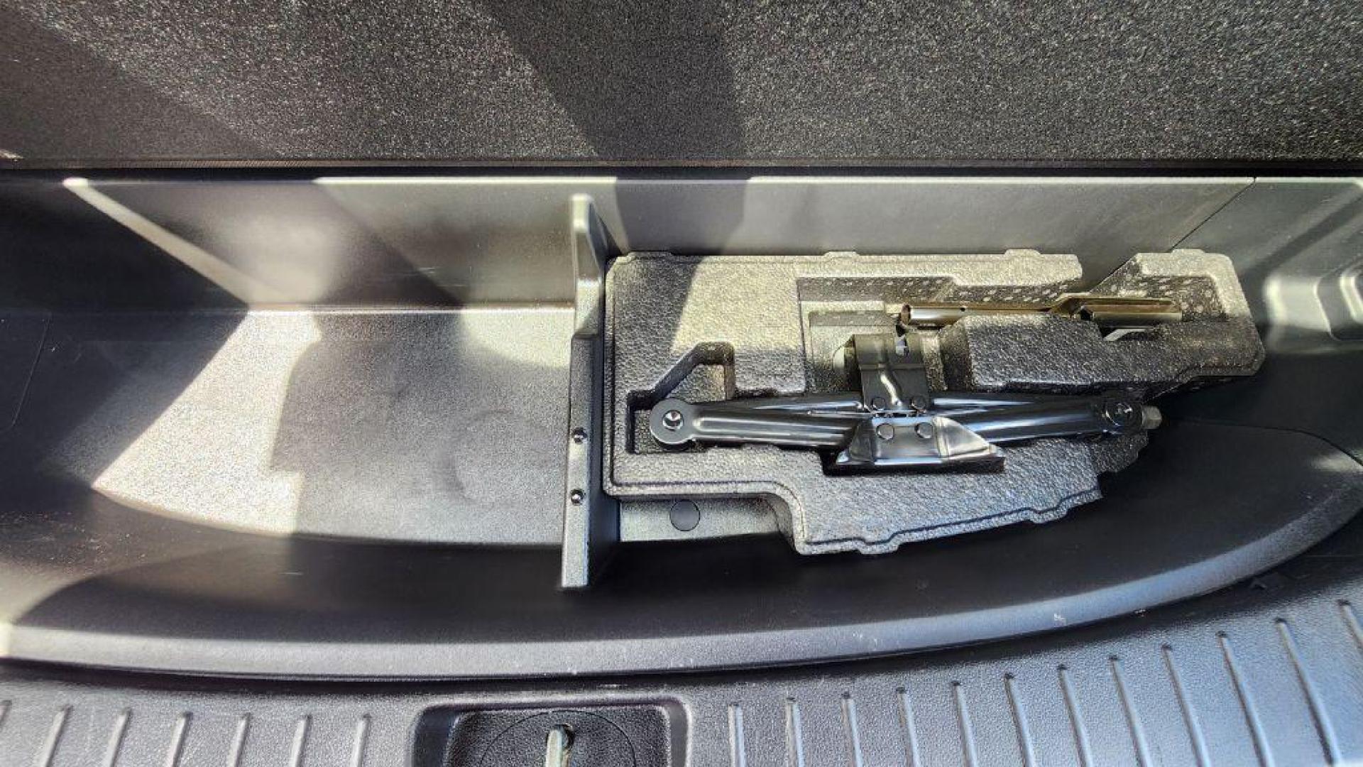 2022 BURGUN HYUNDAI SANTA FE SEL (5NMS2DAJ7NH) with an 2.5L engine, Automatic transmission, located at 101 S. Halleck St., DeMotte, 46310, (219) 987-2922, 41.202343, -87.198189 - Photo#20