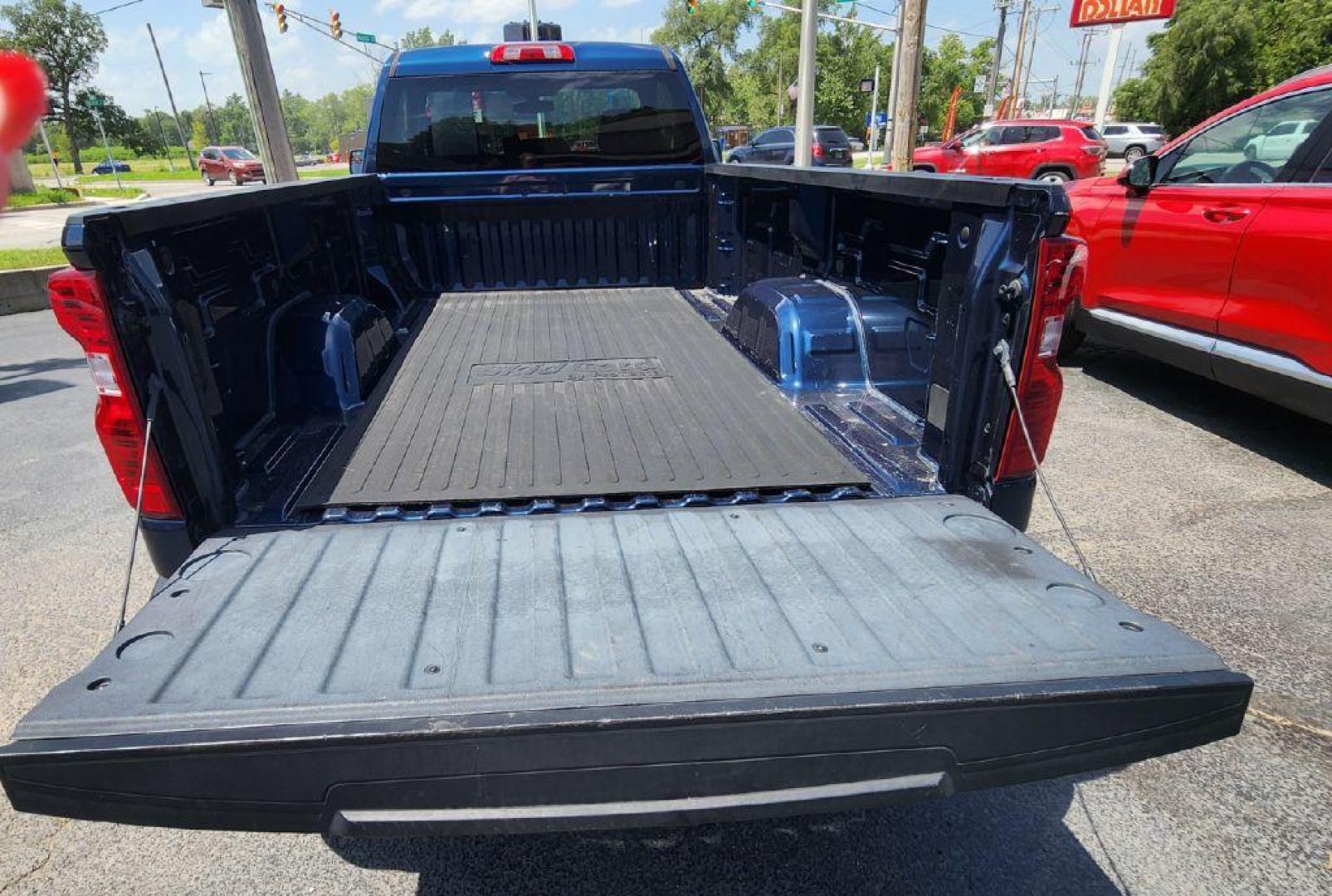 2019 BLUE CHEVROLET SILVERADO 1500 (3GCNYAEH9KG) with an 4.3L engine, Automatic transmission, located at 101 S. Halleck St., DeMotte, 46310, (219) 987-2922, 41.202343, -87.198189- Photo#17