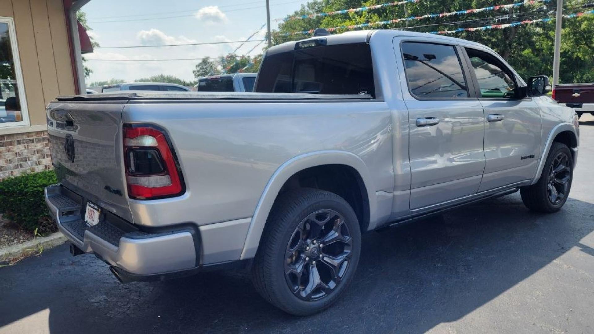 2022 SILVER RAM 1500 LIMITED (1C6SRFHT6NN) with an 5.7L engine, Automatic transmission, located at 101 S. Halleck St., DeMotte, 46310, (219) 987-2922, 41.202343, -87.198189- Photo#2
