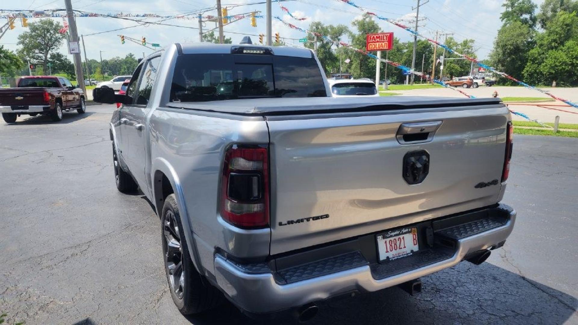 2022 SILVER RAM 1500 LIMITED (1C6SRFHT6NN) with an 5.7L engine, Automatic transmission, located at 101 S. Halleck St., DeMotte, 46310, (219) 987-2922, 41.202343, -87.198189- Photo#3